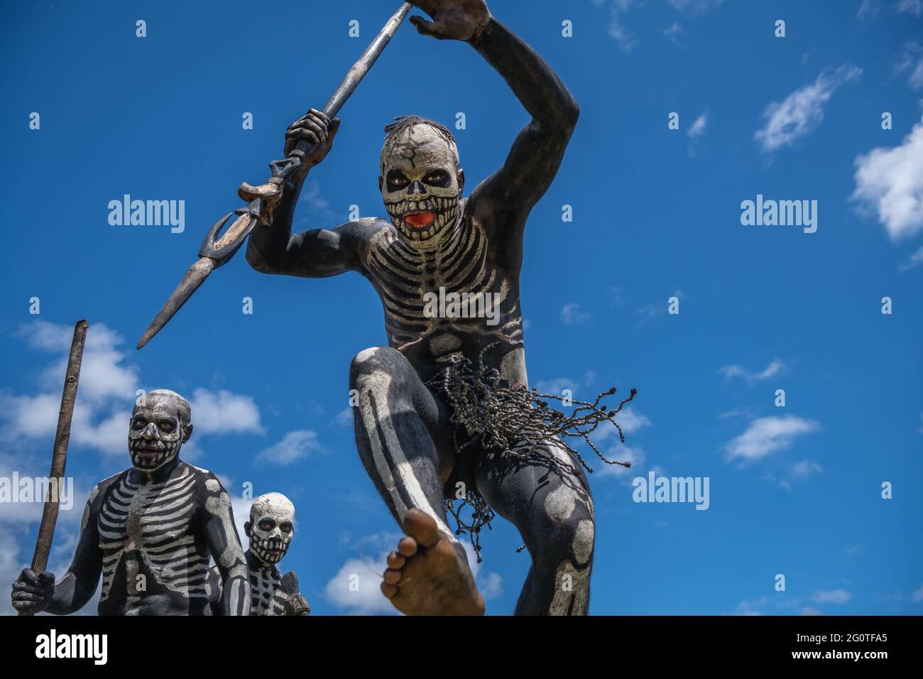 PAPUA NUOVA GUINEA: Uomini della tribù Chimbu dipinti come scheletri. QUESTO FOTOGRAFO ha catturato le tribù concorrenti della Papua Nuova Guinea che si riunono Foto Stock