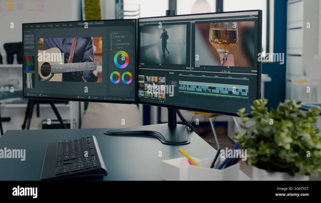 Primo piano su un computer professionale collocato sulla scrivania,  configurazione a doppio monitor che elabora il montaggio di film video in  un ambiente di lavoro creativo vuoto. L'editing video avvia un'agenzia  aziendale