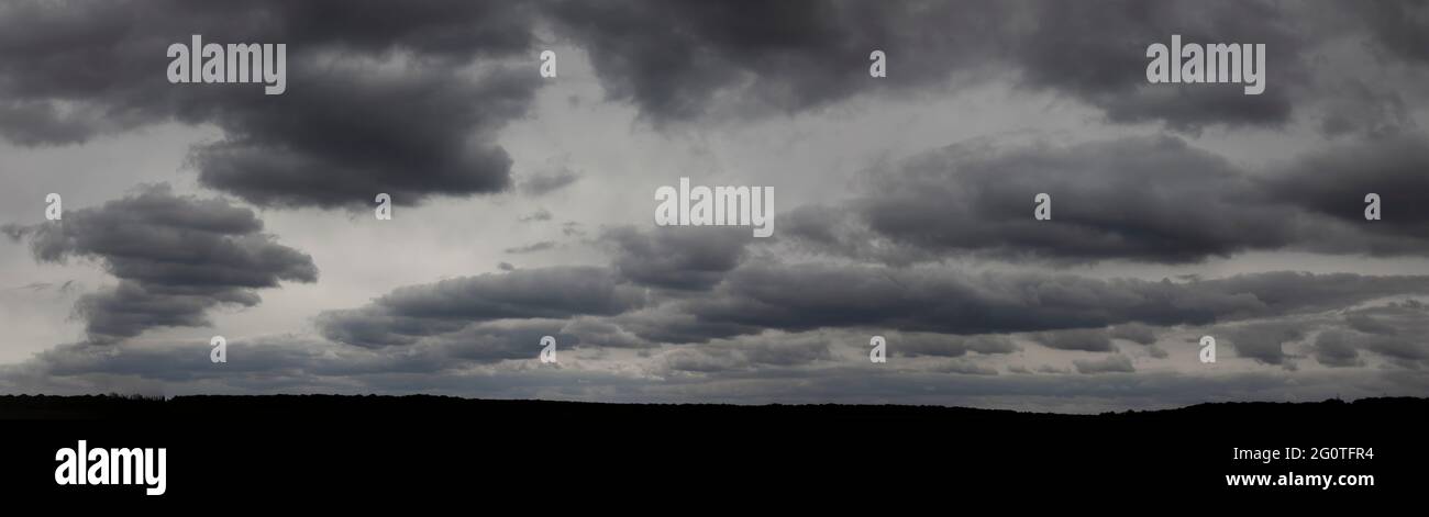 Nuvole scure nel cielo grigio, un panorama di maltempo all'orizzonte Foto Stock