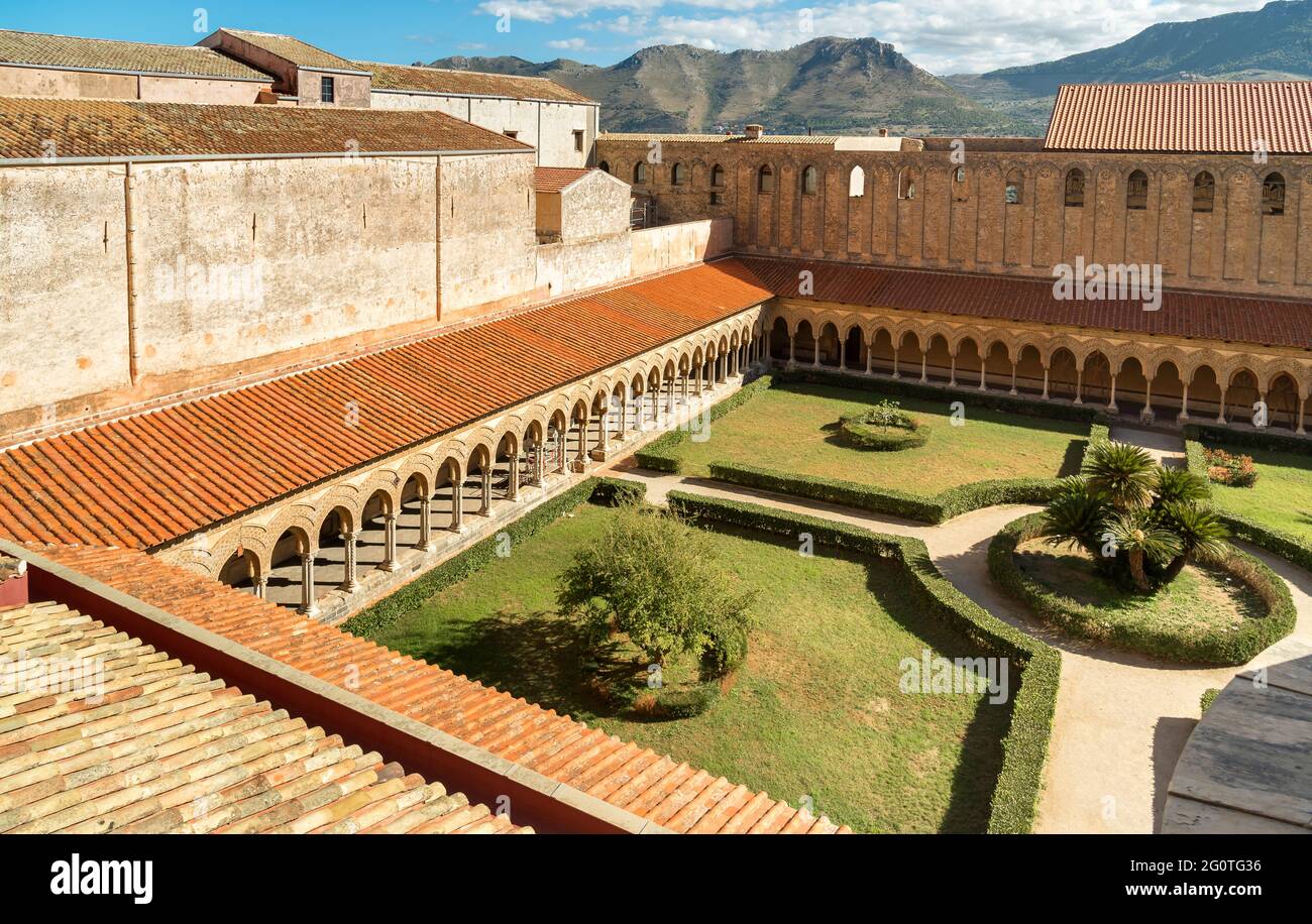 Vista dall'alto del Giardino del Chiostro Benedettino accanto alla Cattedrale di Monreale, provincia di Palermo, Sicilia, Italia Foto Stock