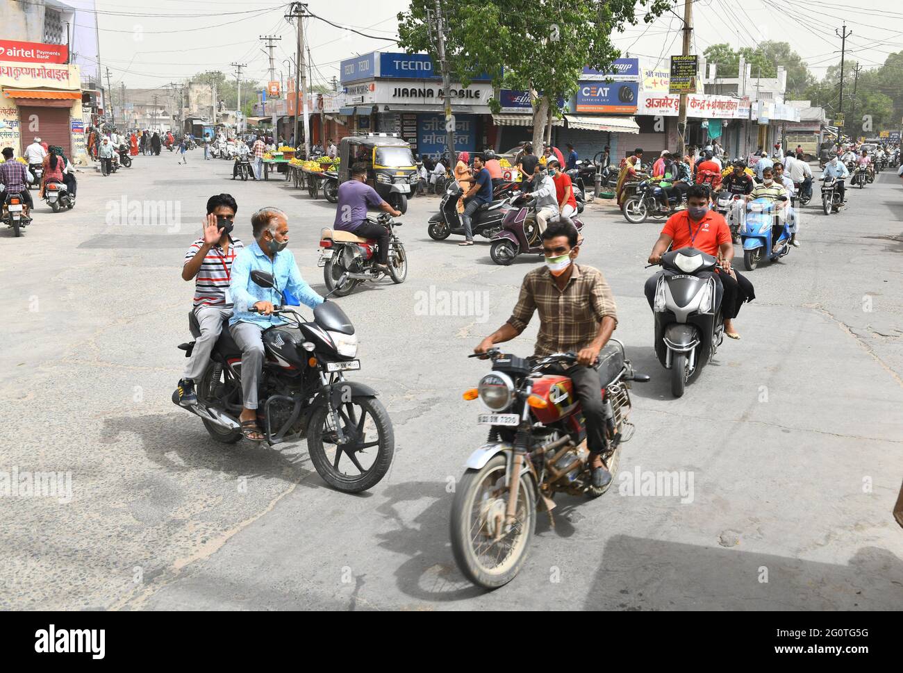 Beawar, India. 01 Giugno 2021. (6/1/2021) gli indiani vagano in un mercato senza mantenere la distanza sociale mentre inizia il processo di sblocco del blocco COVID-19, a Beawar. (Foto di Sumit Saraswat/Pacific Press/Sipa USA) Credit: Sipa USA/Alamy Live News Foto Stock