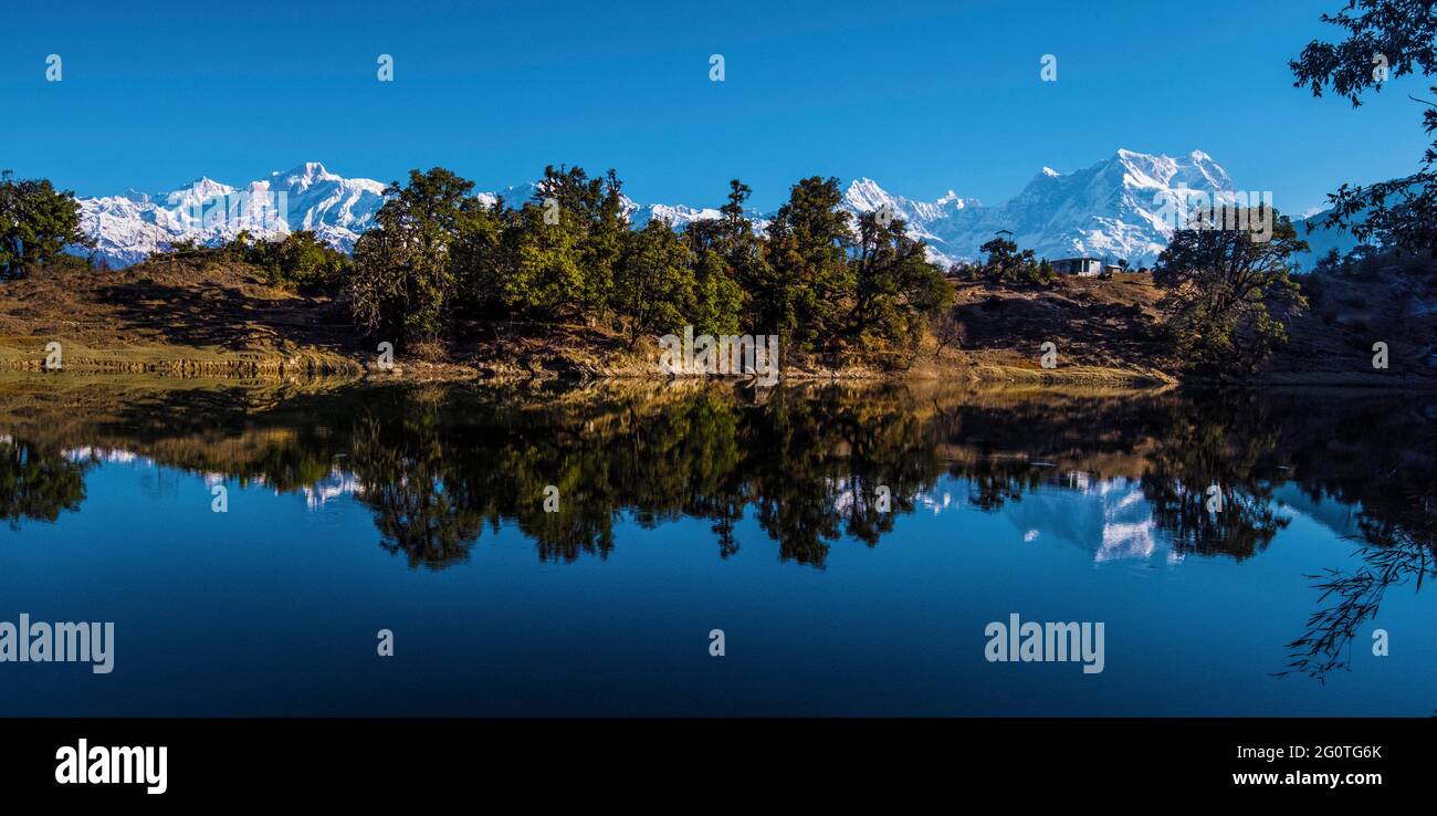 Riflessione di 300 gradi di montagna e cielo nelle acque calme del lago Deorital. Paesaggio di alta montagna, Nature paradiso, Chopta Uttrakhand. Foto Stock