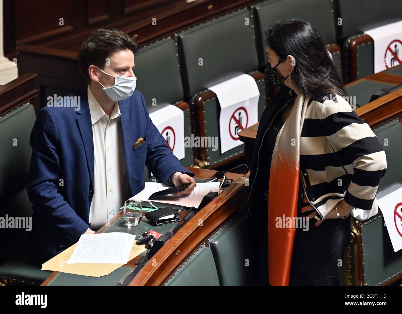 Francois De Smet di Defi e Marie-Christine Marghem di MR. Hanno raffigurato durante una sessione plenaria della camera al parlamento federale a Bruxelles, Thurs Foto Stock