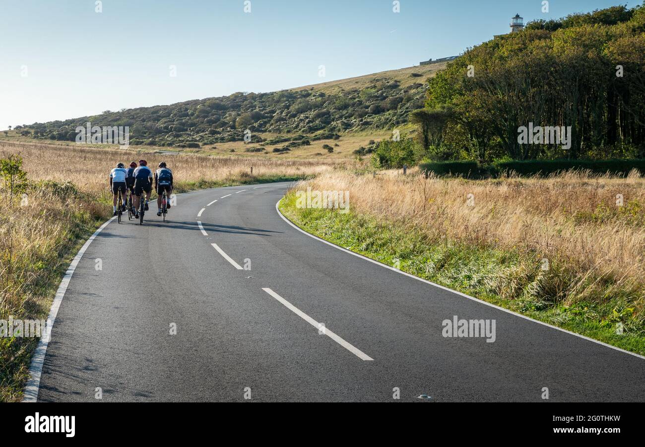 Pedalando il South Downs, Sussex Est, Inghilterra. Un gruppo di ciclisti di strada si allenano sulle strade tranquille della campagna del Sud Inglese. Foto Stock
