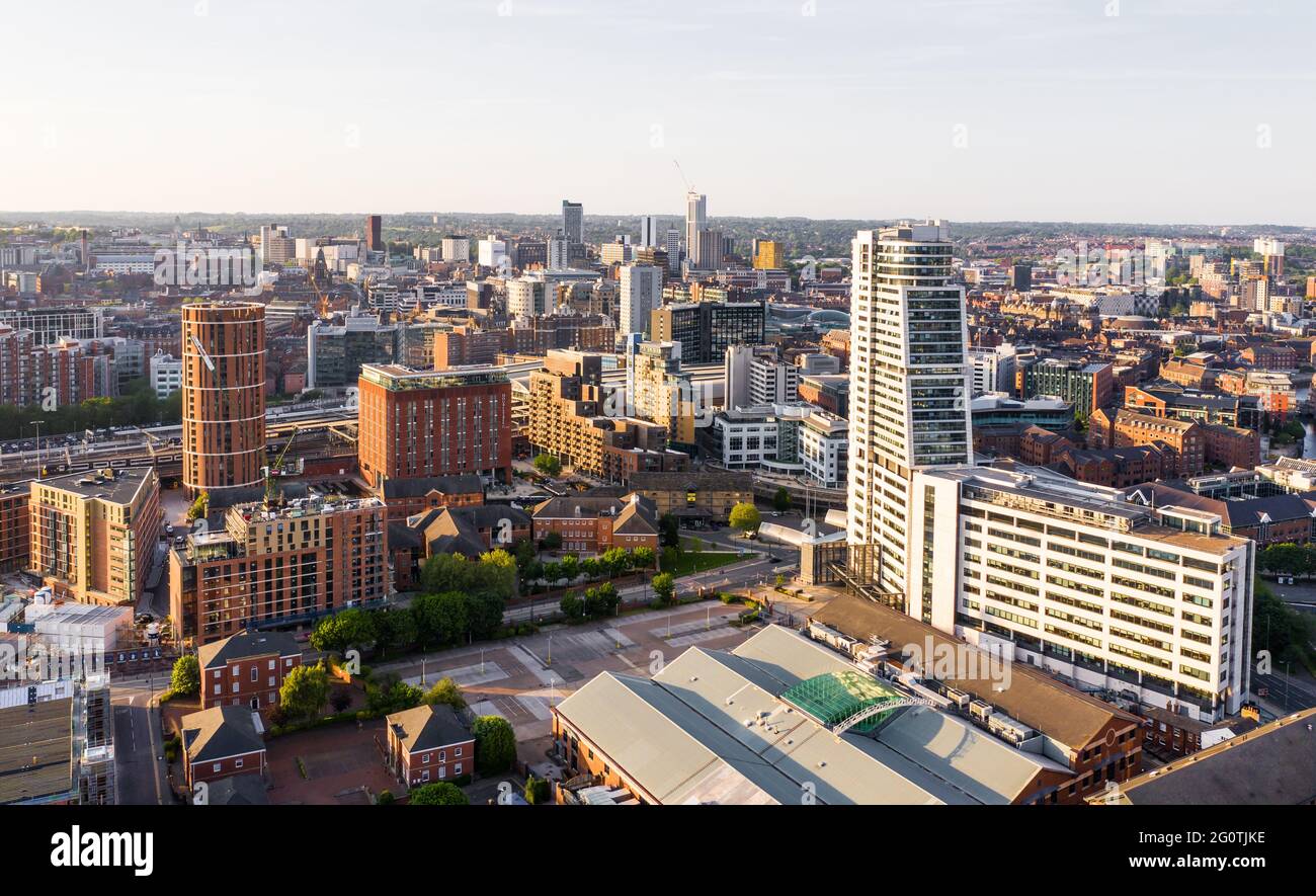 LEEDS, REGNO UNITO - 2 GIUGNO 2021. Vista aerea dello skyline di Leeds al tramonto con Bridgewater Place prominente Foto Stock