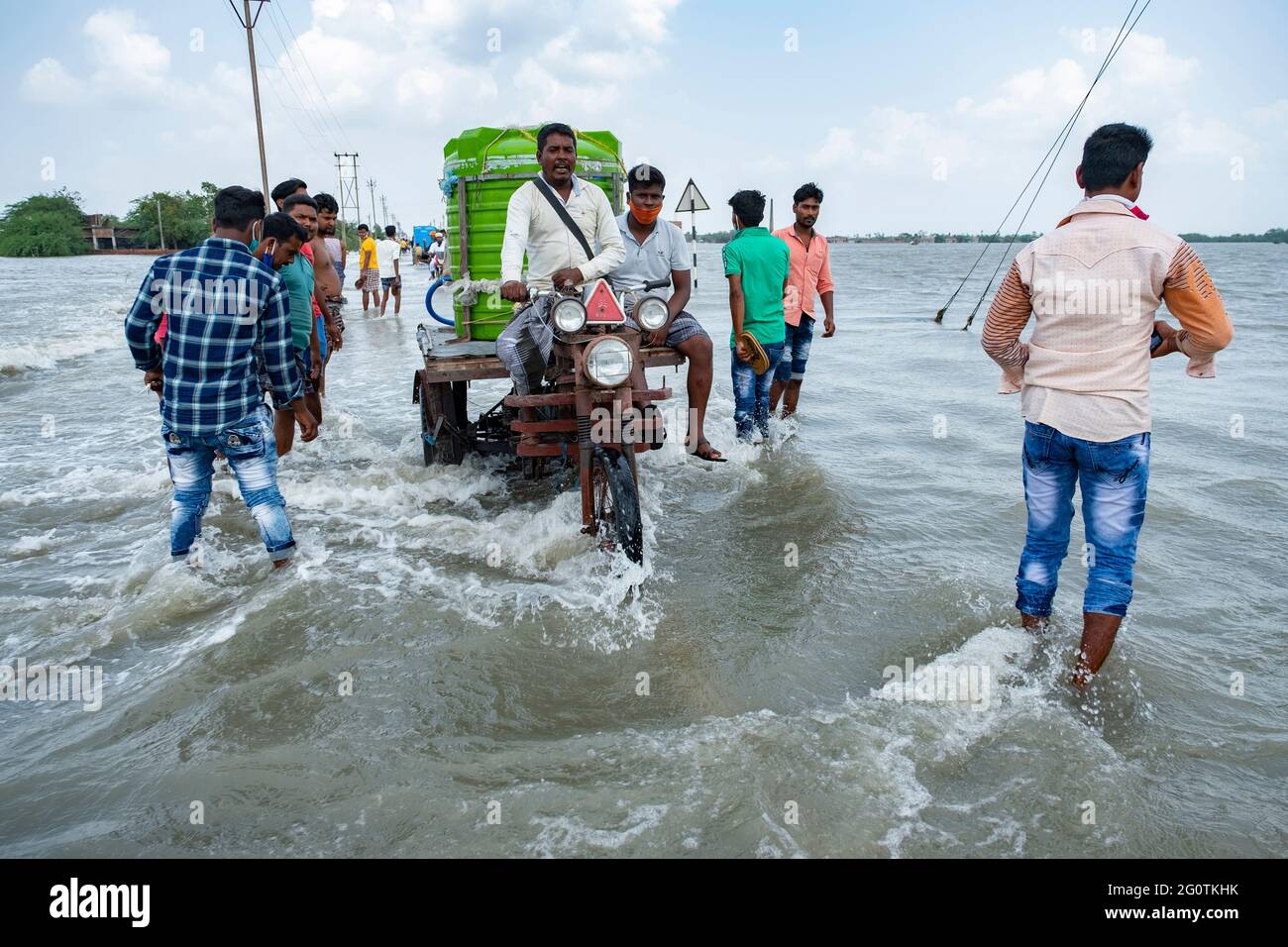 Il super ciclone ‘Yaas’ colpisce le zone costiere del Bengala Occidentale e di Odisha. Le persone del Sud 24 Parganas e del Nord 24 Parganas sono pesantemente colpiti come argini fiume hanno rotto e diversi villaggi allagati. Kolkata, Bengala Occidentale, India. Foto Stock