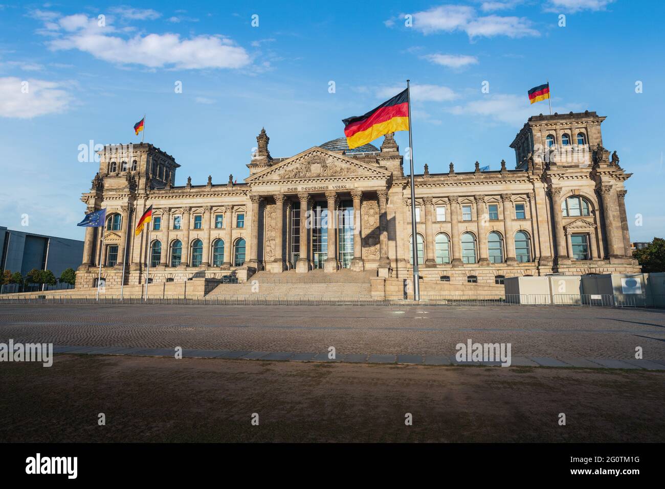 Parlamento tedesco (Bundestag) - edificio del Reichstag con bandiera tedesca - Berlino, Germania - il testo dice: Al popolo tedesco Foto Stock