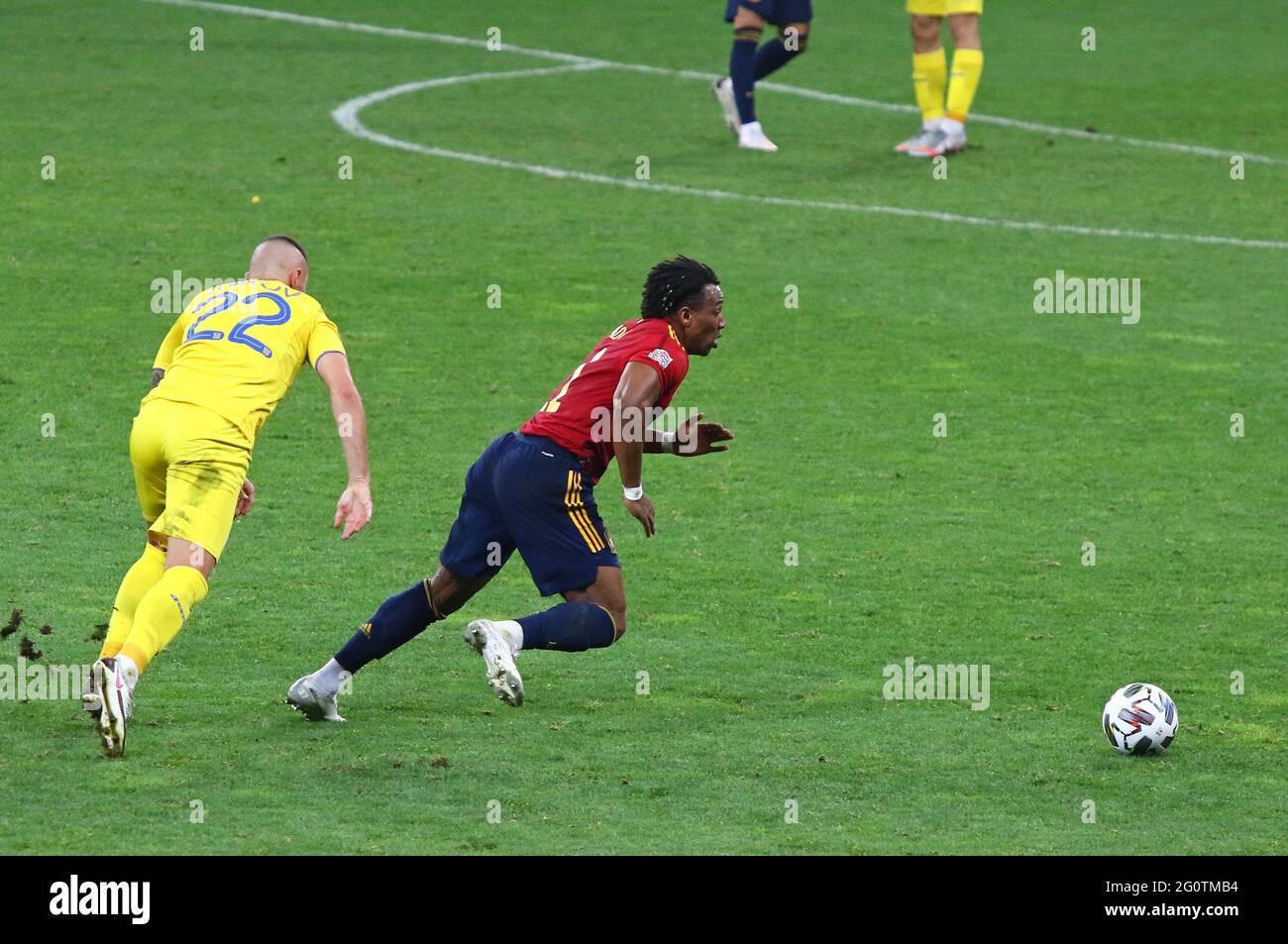 KYIV, UCRAINA - 13 OTTOBRE 2020: Oleksandr Zubkov di Ucraina (L) combatte per una palla con Adama Traore di Spagna durante la loro partita della UEFA Nations League allo stadio NSK Olimpiyskiy. L'Ucraina ha vinto 1-0 Foto Stock