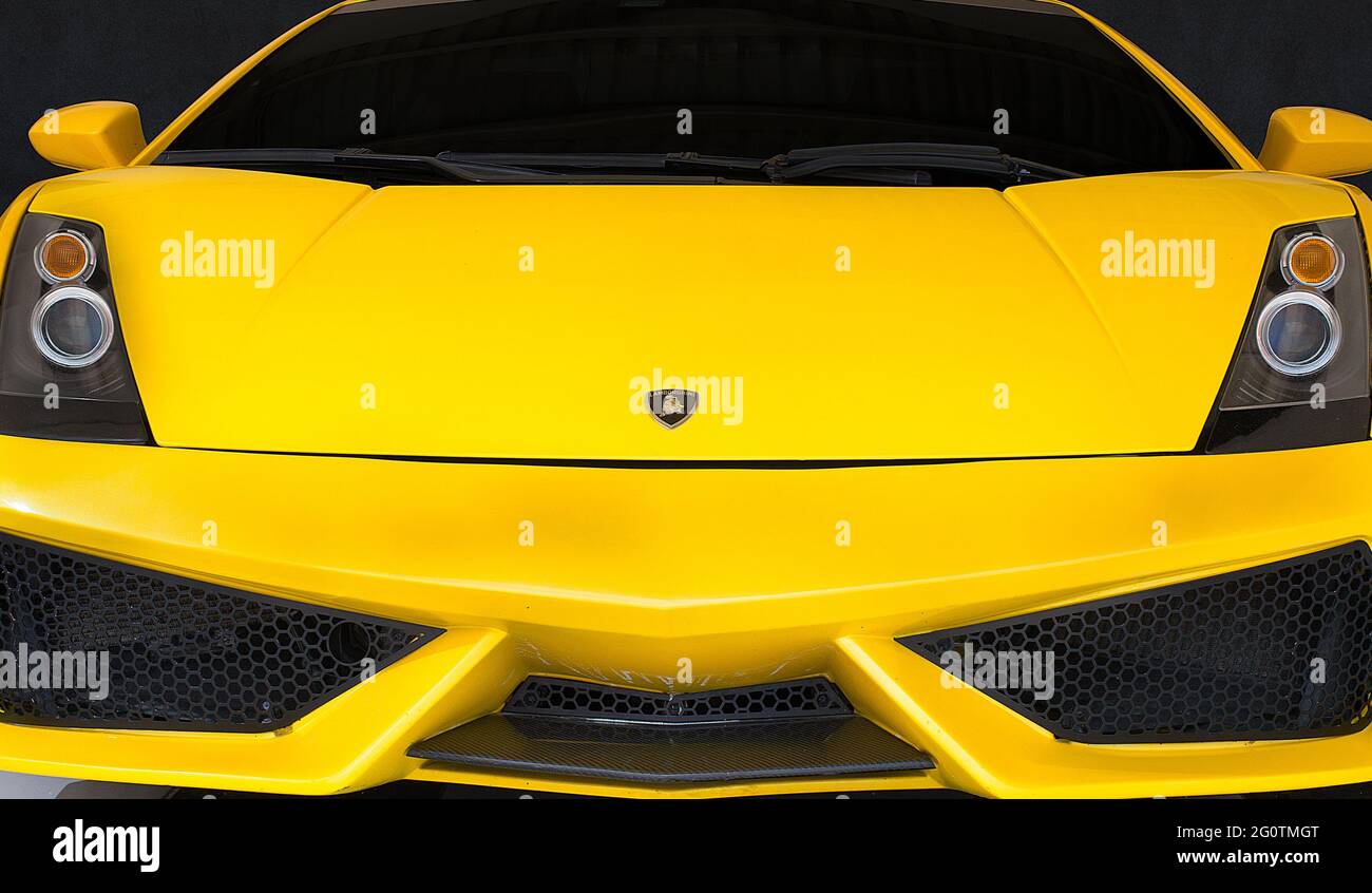 CANCUN, MESSICO - 26 maggio 2021: Vista frontale de Lamborghini Amarillo Foto Stock