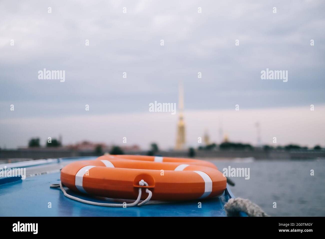 Una bagnoschiera arancione su una barca da diporto. Foto Stock