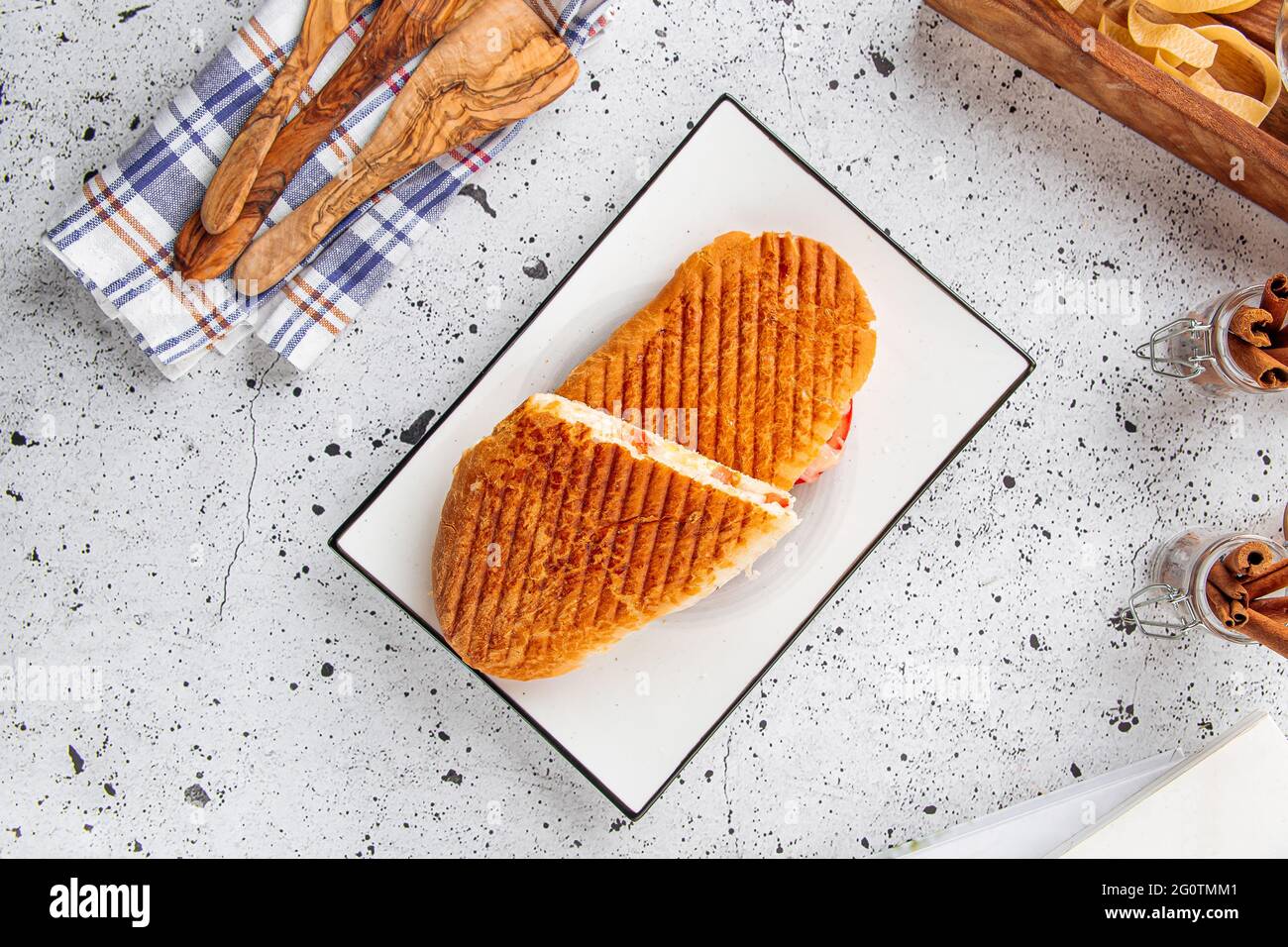 Panini freschi alla griglia caesar su sfondo chiaro Foto Stock