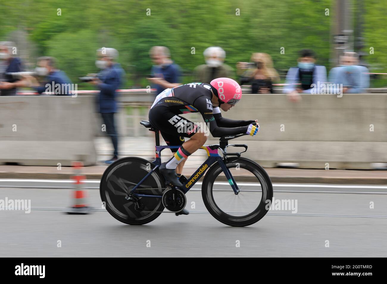 Alberto Bettiol (Team EF Educazione - Nippo) in azione nel corso di una prova individuale.il giro d'Italia si è svolto dall'8 al 30 maggio 2021. La prima tappa dell'8 maggio è stata una prova a tempo di 8 chilometri nelle strade di Torino. Il vincitore di questa prima tappa è l'italiano Filippo Ganna (Team Ineos Grenadiers). Il vincitore della classifica generale finale è il colombiano Egan Bernal (Team Ineos Grenadier). (Foto di Laurent Coust / SOPA Images/Sipa USA) Foto Stock