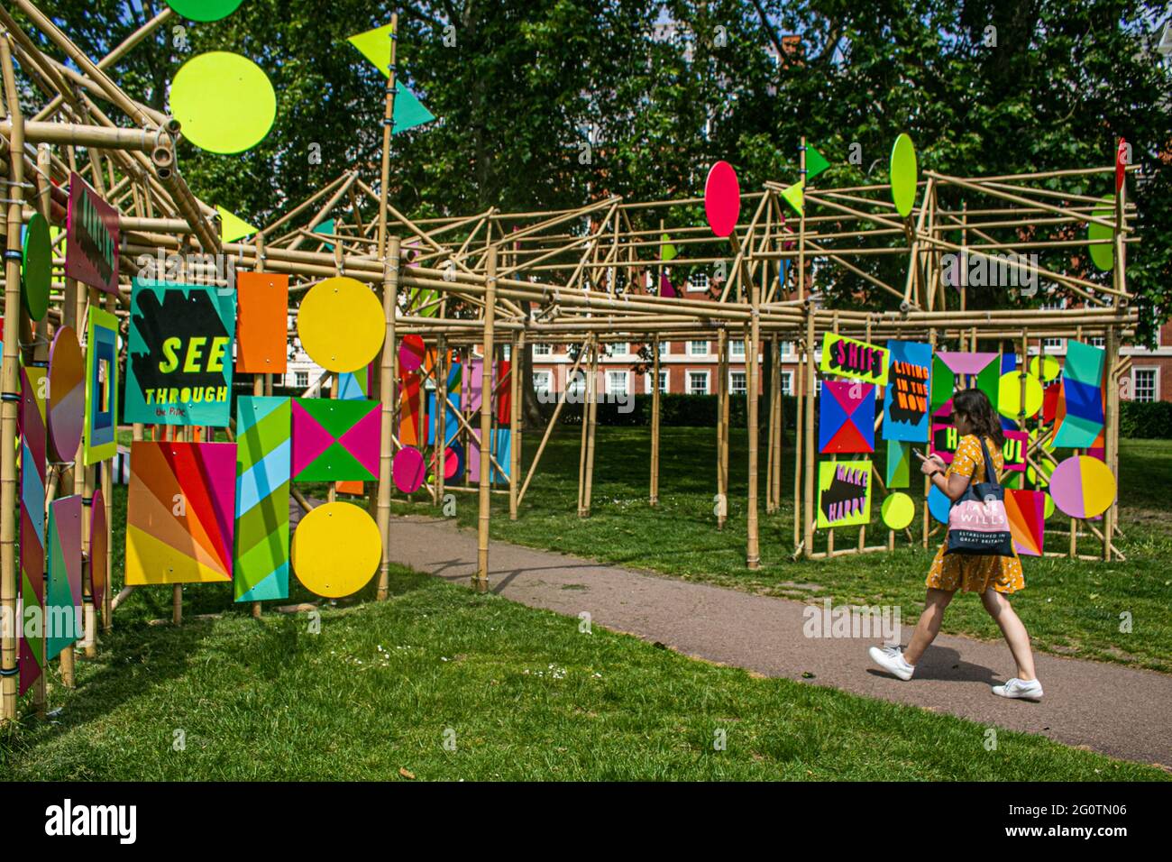 MAYFAIR LONDRA 3 giugno 2021 . Visita Morag Myerscough in Grosvenor Square come parte del Mayfair Art Weekend's Sculpture Trail a giugno presentato dalla Galleria DELL'OPERA New Bond Street. Credit amer Ghazzal/Alamy Live News Foto Stock
