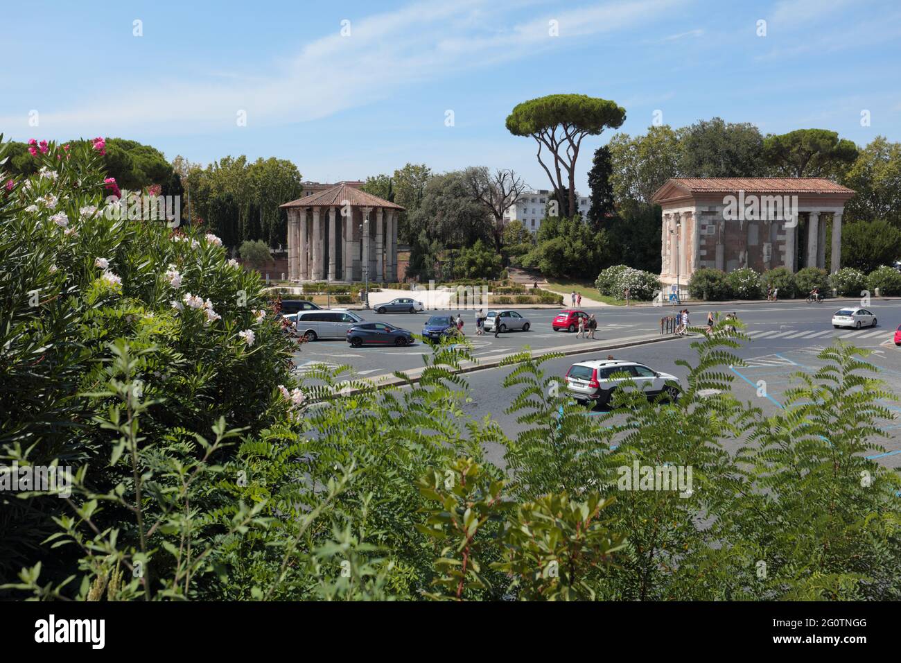 Piazza bocca della Verita con il Foro Boario (a sinistra) e il Tempio di Portunus, o Tempio di Fortuna Virilis, a Roma Foto Stock