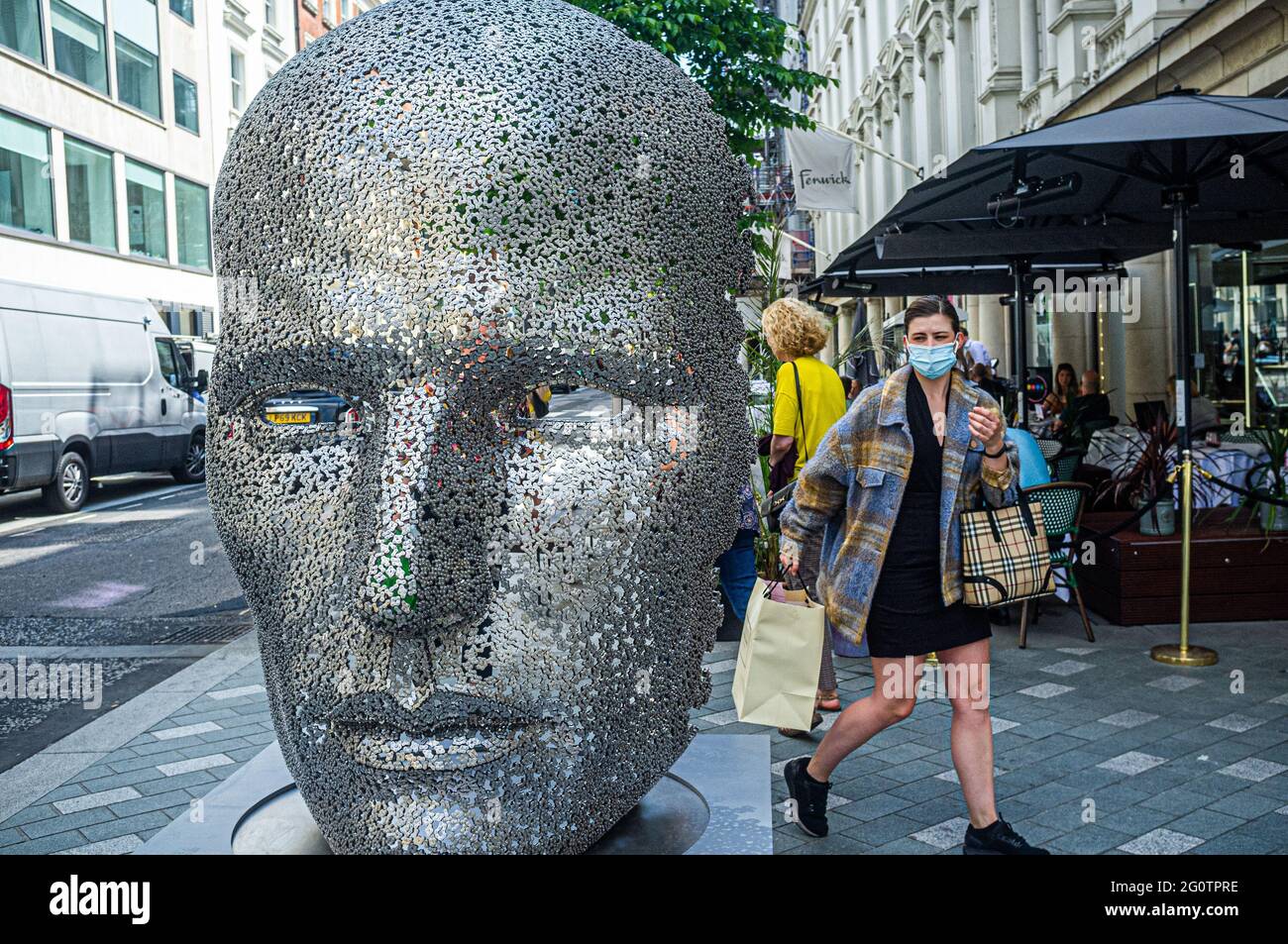 FIERA DI MAGGIO LONDRA 3 GIUGNO 2021 . SEO Young-Deok, meditazione 626, 2018 - quattro sculture di arte pubblica di artisti contemporanei come parte del Mayfair Art Weekend's Sculpture Trail nel mese di giugno presentato DA OPERA Gallery New Bond Street. Credit amer Ghazzal/Alamy Live News Foto Stock