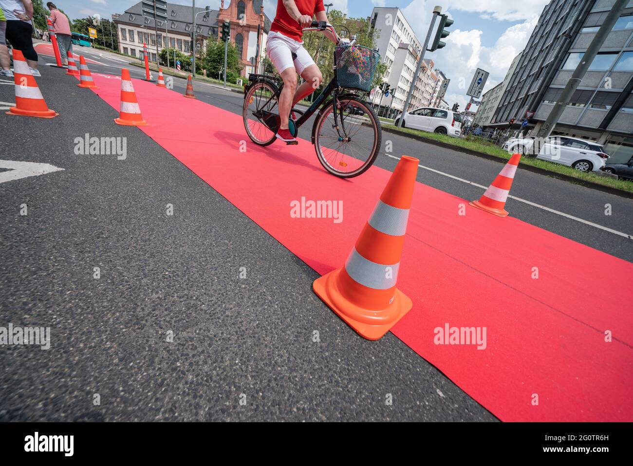 Francoforte, Germania. 3 giugno 2021: Un ciclista rotola su Walter-Kolb-Straße nel distretto di Sachsenhausen su un tappeto rosso come una "pista ciclabile pop-up" che era stata delineata in precedenza. Con le azioni in diverse città hessiane, le iniziative in bicicletta hanno dimostrato per più piste ciclabili durante la Giornata Mondiale della bicicletta. Foto: Frank Rumpenhorst/dpa/Frank Rumpenhorst/dpa Credit: dpa Picture Alliance/Alamy Live News Foto Stock