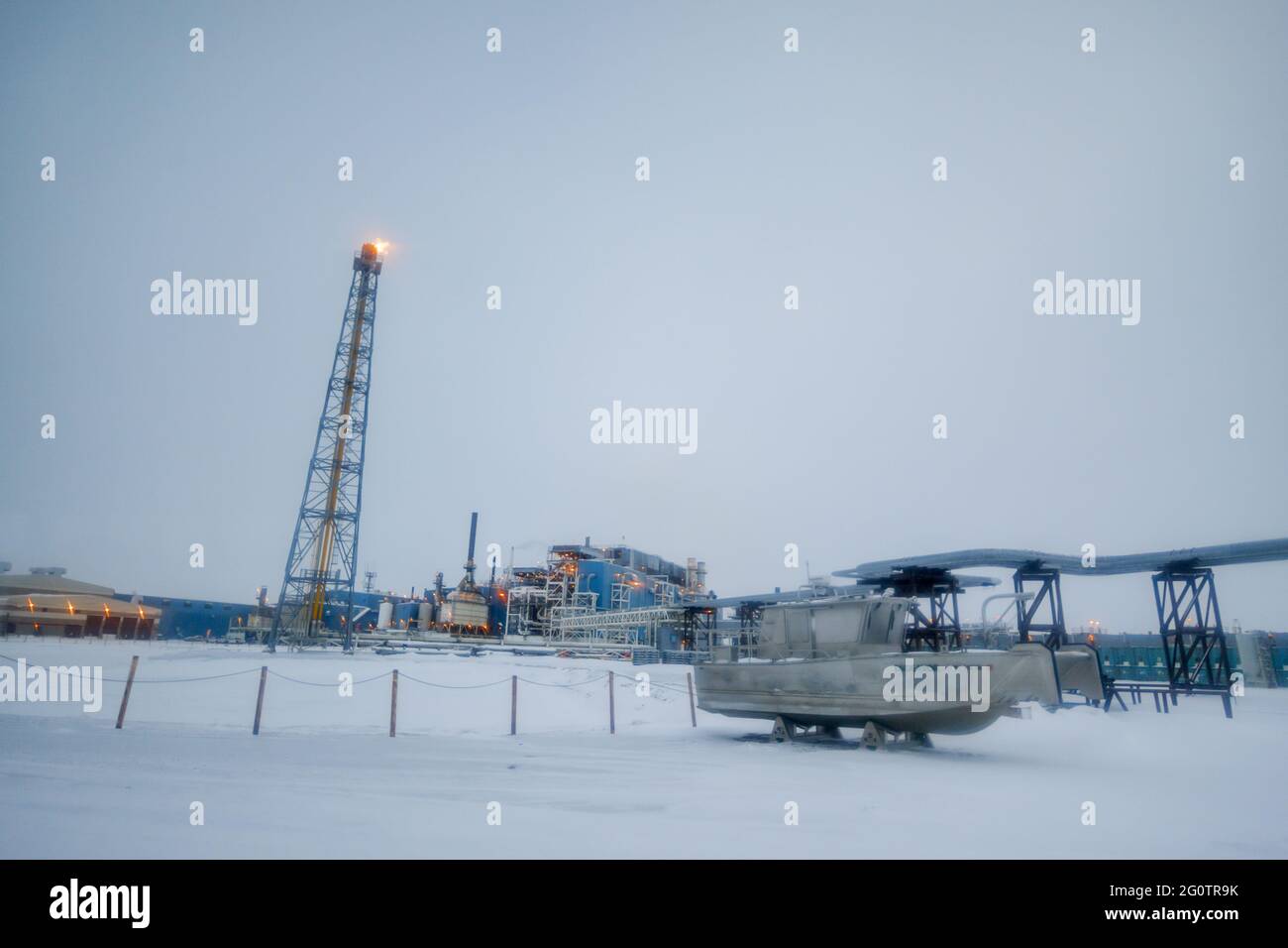 Una fiamma pilota presso l'olio impianto di produzione sull'isola artificiale Endicott al di fuori di Prudhoe Bay. A differenza di una svasatura tower, la fiamma pilota agiscono come una misura di sicurezza. Foto Stock