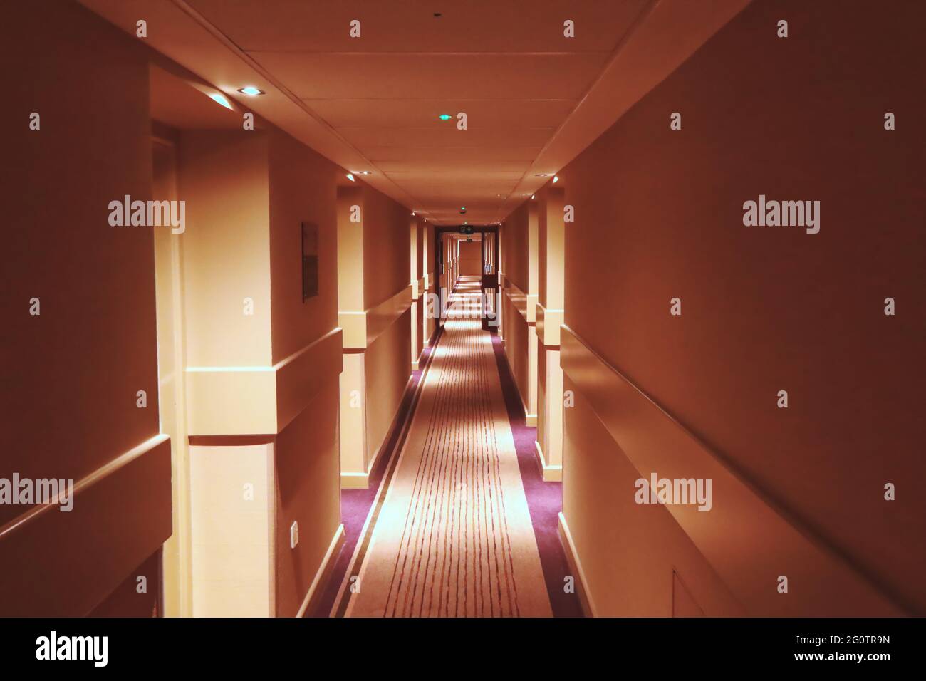 Corridoio nel Premier Inn Hotel, Kingston Upon Thames, Londra, Inghilterra, Regno Unito Foto Stock