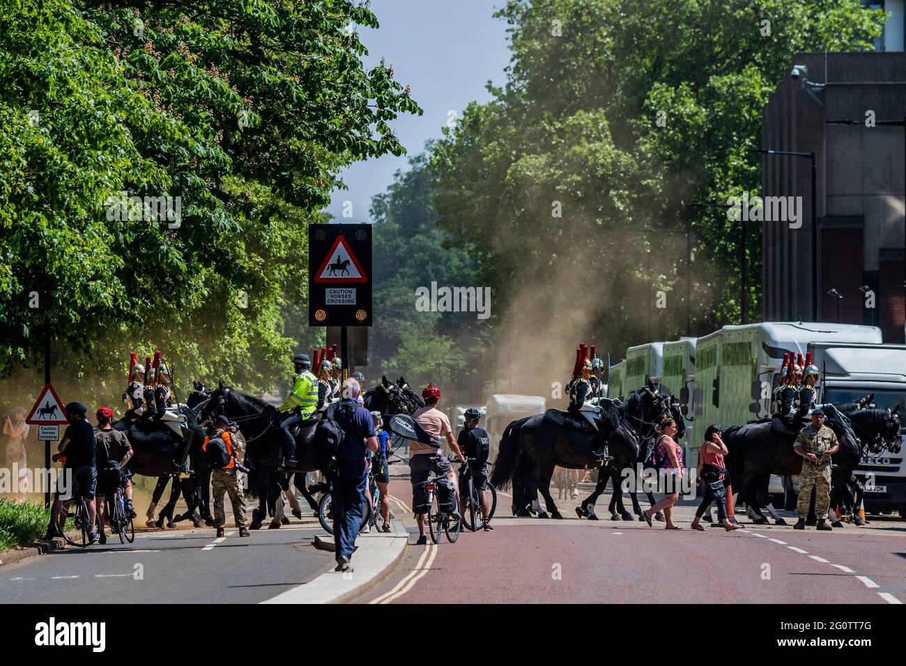 Londra, Regno Unito. 3 giu 2021. L'ispezione generale principale della Cavalleria domestica ha montato il reggimento in Hyde Park. Circa 170 cavalli e il personale della Casa Cavalleria montato reggimento accompagnato dalla banda montata della Casa Cavalleria con i loro cavalli shire Drum. Il test deve essere superato per poter partecipare ai prossimi compiti di cerimonia statale e, per la prima volta dal 2019, che comprende l'onore di partecipare alla sfilata di compleanno della Regina di quest'anno. Un'ispezione del cavaliere, dell'affluenza e dell'uniforme della cerimonia di Stato sarà effettuata dal maggiore generale Chris Ghika, l'ufficiale generale Foto Stock