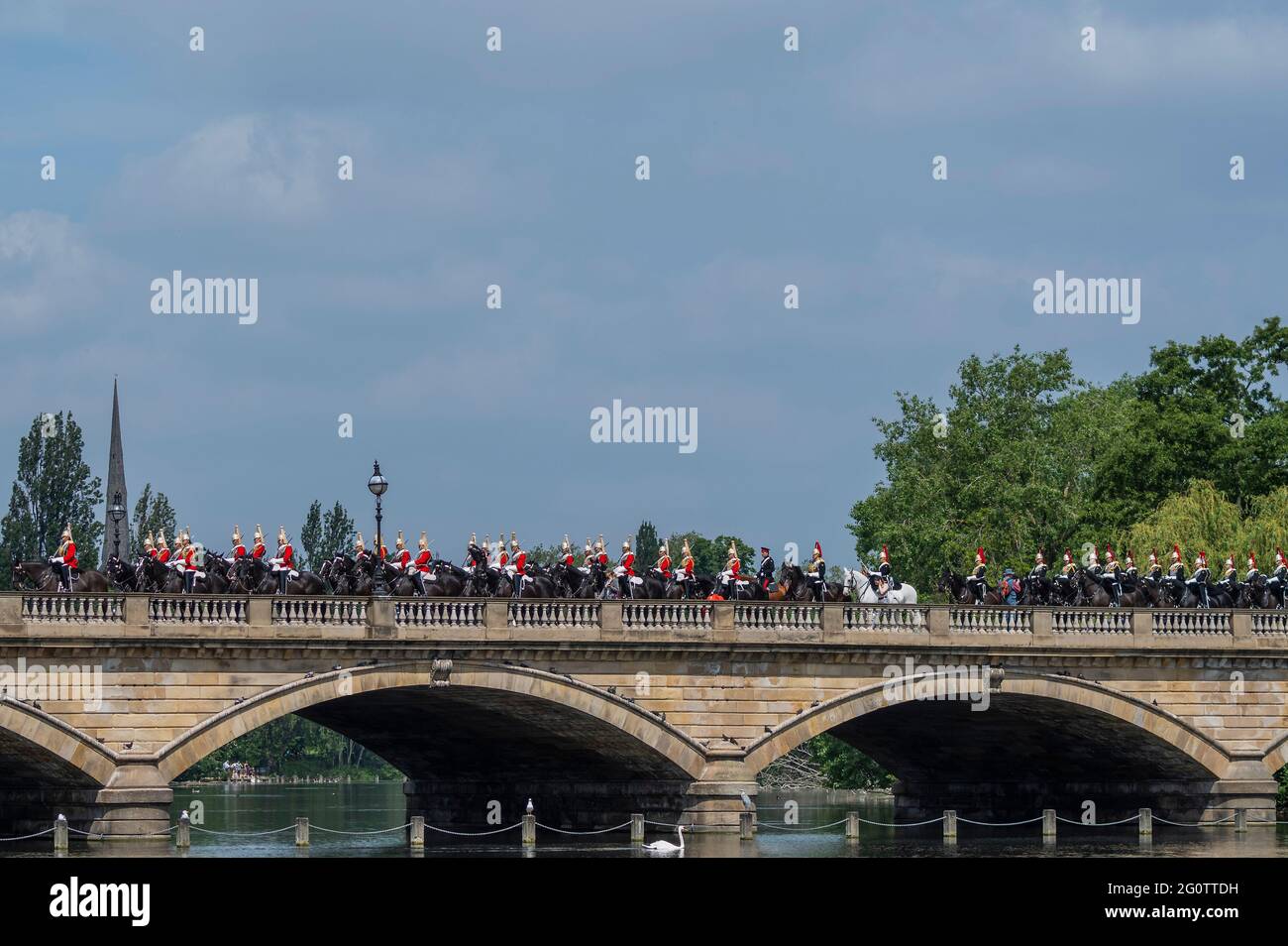 Londra, Regno Unito. 3 giu 2021. Andando oltre la serpentina - l'ispezione generale principale del reggimento montato della Cavalleria domestica in Hyde Park. Circa 170 cavalli e il personale della Casa Cavalleria montato reggimento accompagnato dalla banda montata della Casa Cavalleria con i loro cavalli shire Drum. Il test deve essere superato per poter partecipare ai prossimi compiti di cerimonia statale e, per la prima volta dal 2019, che comprende l'onore di partecipare alla sfilata di compleanno della Regina di quest'anno. Un'ispezione del cavaliere, dell'affluenza e dell'uniforme della cerimonia di Stato sarà effettuata dal maggiore generale CH Foto Stock