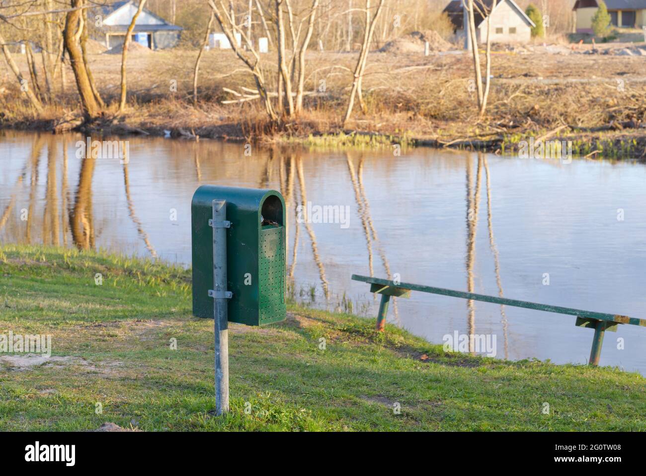 Cestino vicino al fiume nella piccola città in Estonia Foto Stock