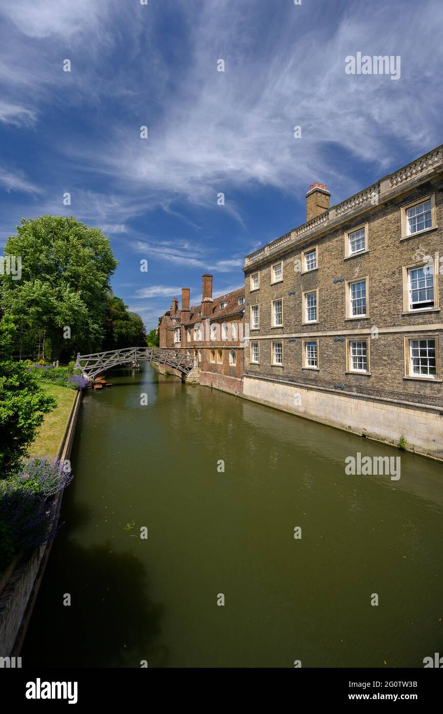 La River Cam vicino al Mathematical Bridge dietro il Queen's College Cambridge, con un cielo blu vivido e le nuvole di cirrus Foto Stock