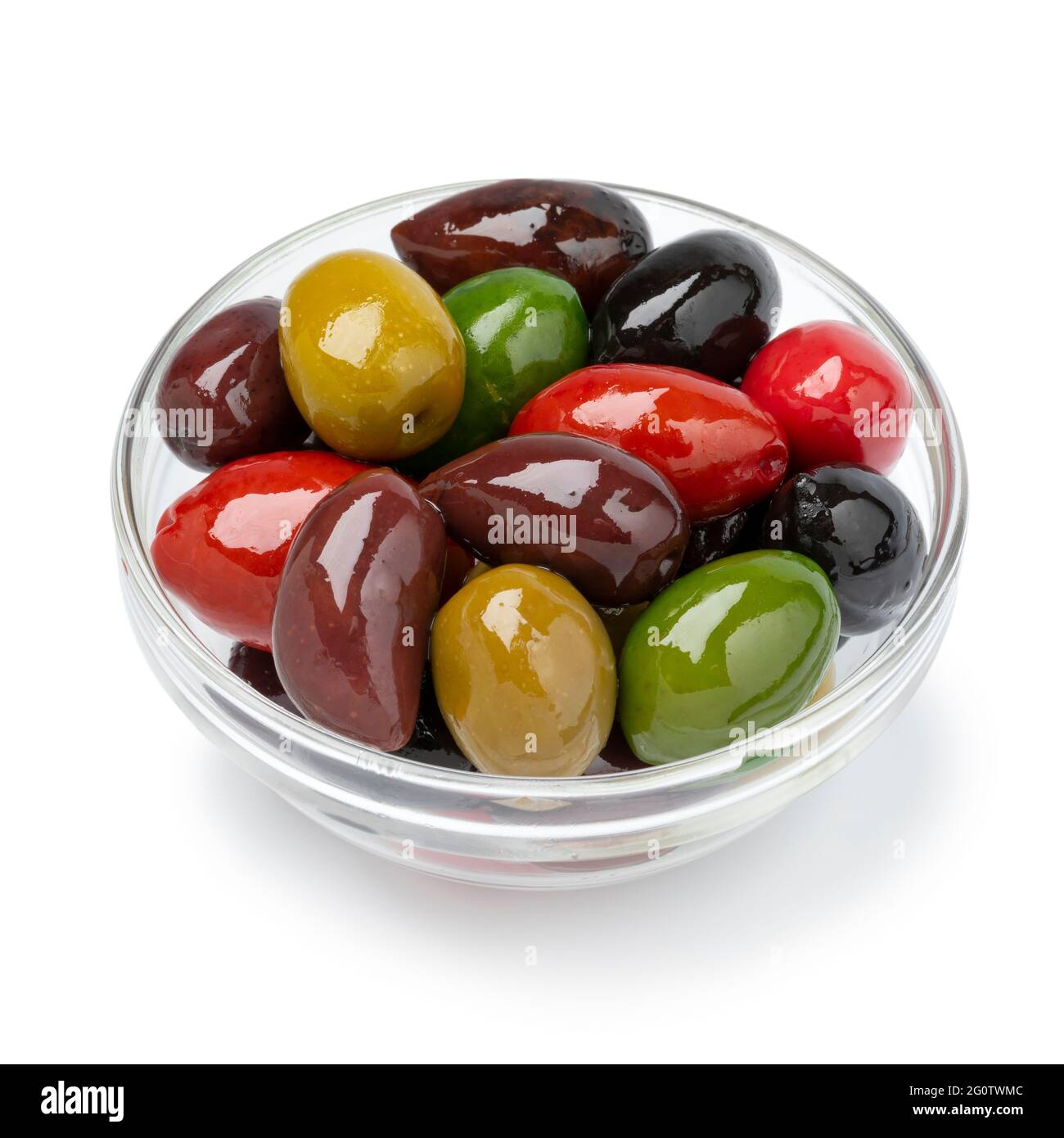 Ciotola di vetro con una variante di olive diverse da vicino per uno spuntino isolato su sfondo bianco Foto Stock