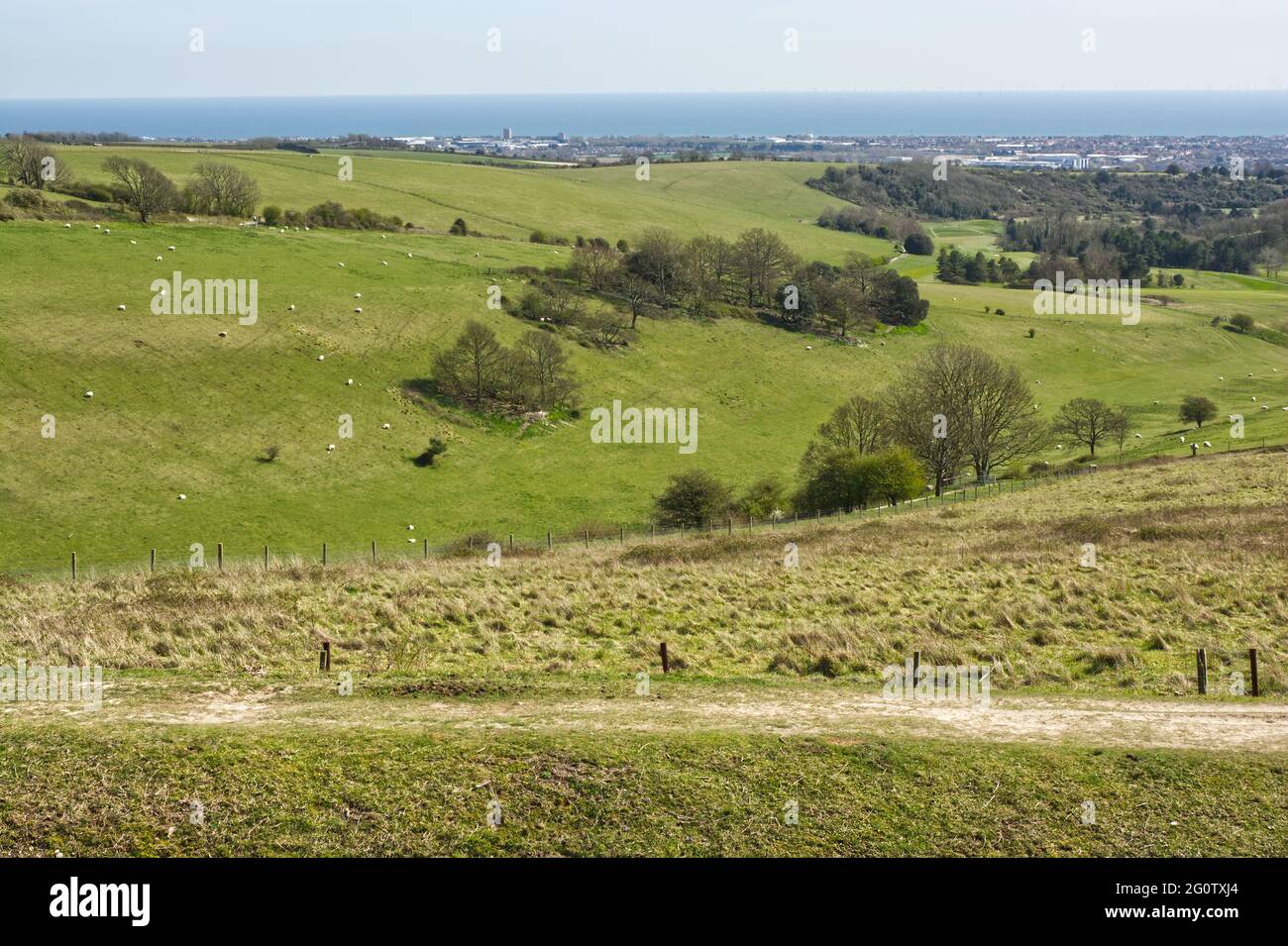 Vista sul canale della Manica e sulla costa di Worthing, West Sussex, Inghilterra. Da Cissbury Ring sulla South Downs Foto Stock
