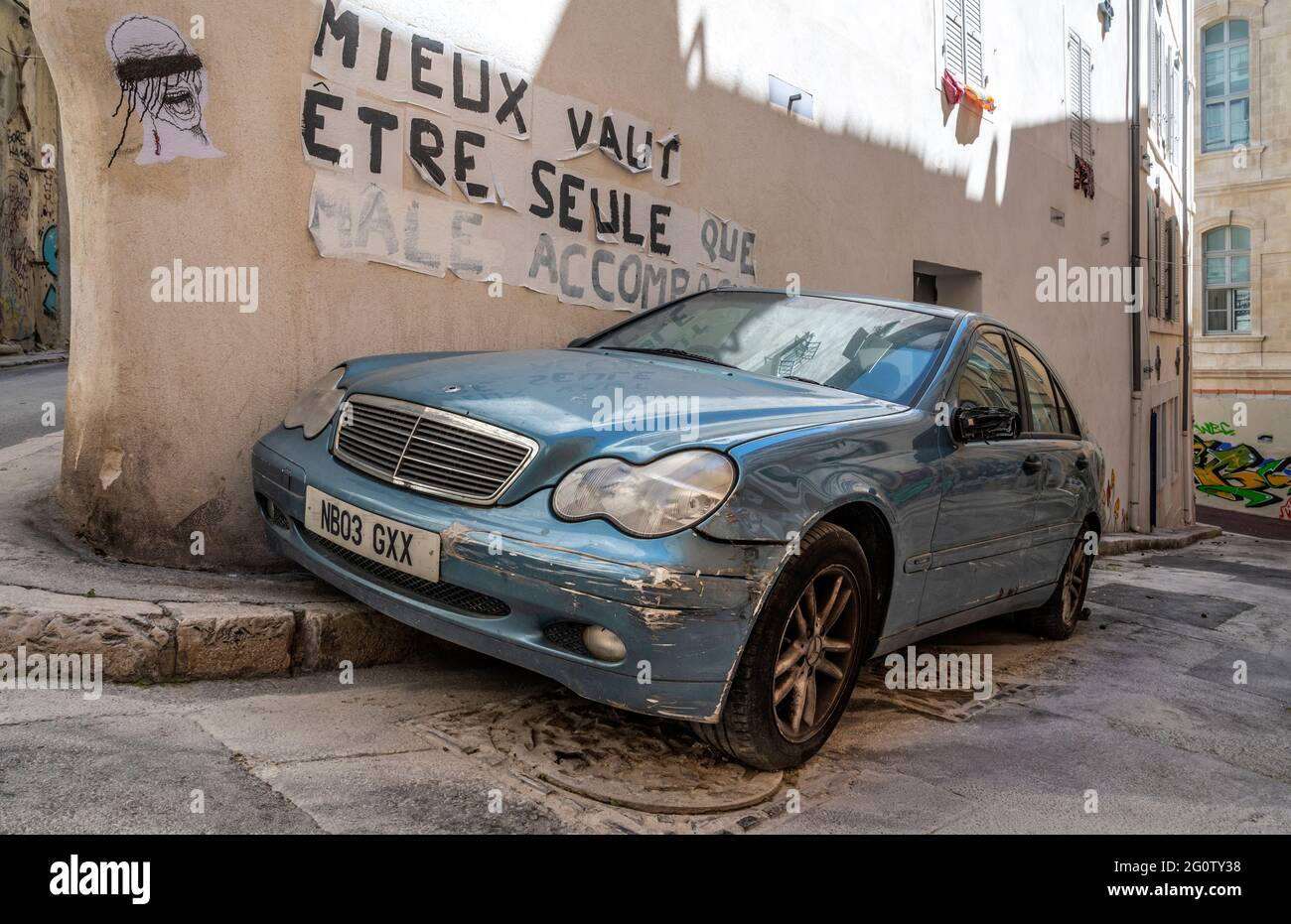 Auto Mercedes-Benz in calle parcheggiate in un piccolo vicolo di le Panier, il quartiere più antico di Marsiglia, Francia Foto Stock