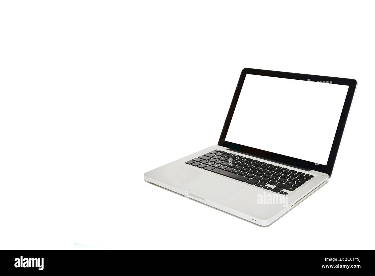 Computer portatile con schermo vuoto su sfondo bianco con spazio per la copia del testo Foto Stock