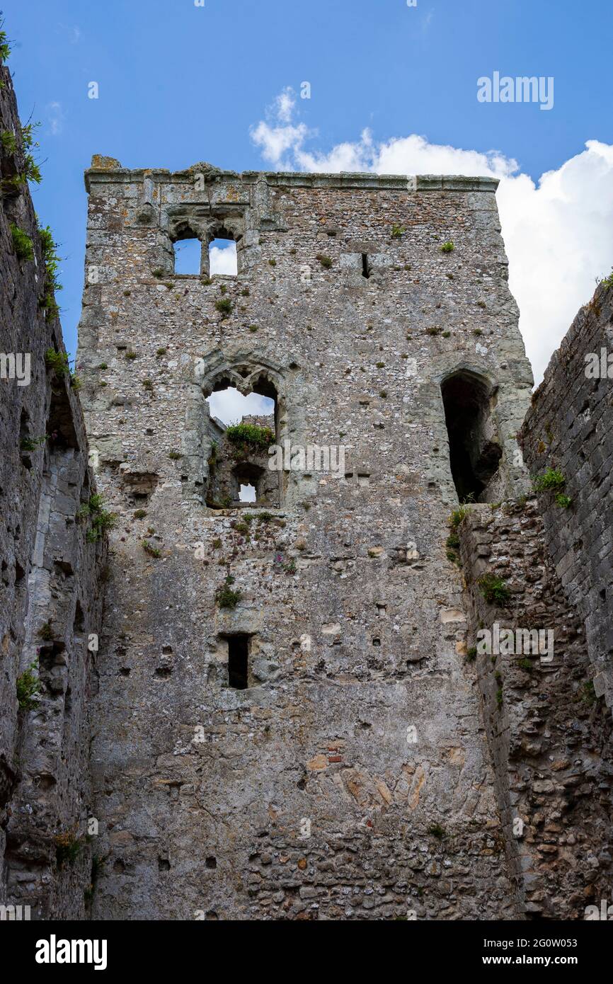 La Torre Ashton del XIV secolo in rovina dall'interno della East Range senza tetto, Portchester Castle, Portchester, Hampshire, Regno Unito Foto Stock