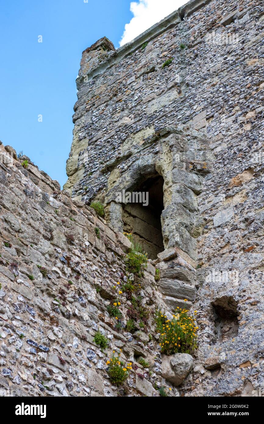 Parte delle rovine della Torre di Ashton del XIV secolo dal bailey interno, Portchester Castle, Portchester, Hampshire, Regno Unito Foto Stock