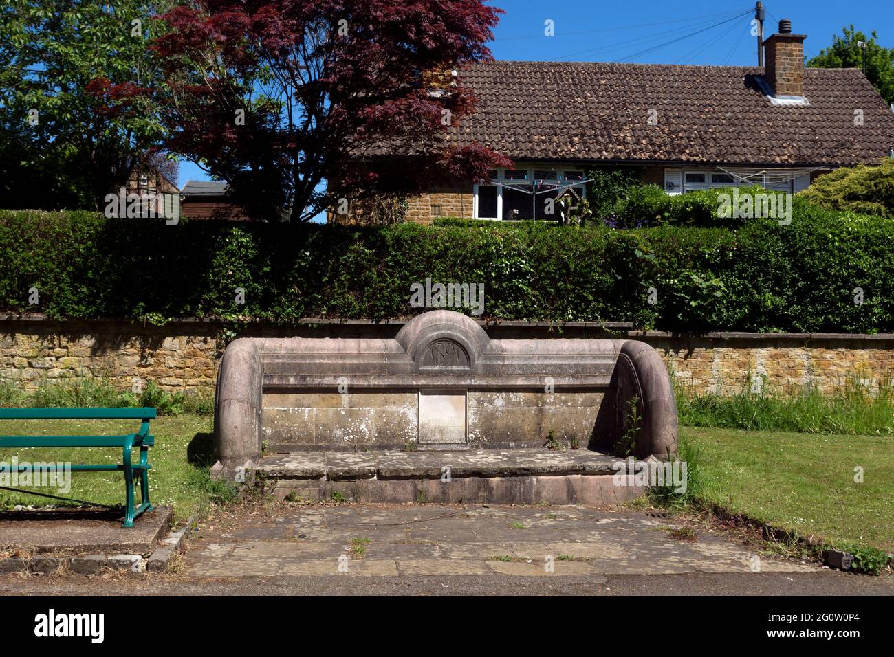 Un posto in pietra nel villaggio di Thorpe Malsor, Northamptonshire, Inghilterra, Regno Unito Foto Stock