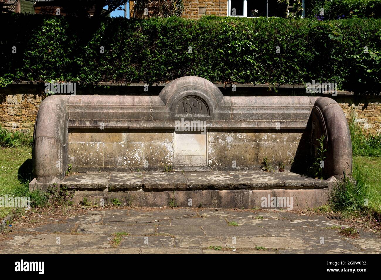 Un posto in pietra nel villaggio di Thorpe Malsor, Northamptonshire, Inghilterra, Regno Unito Foto Stock