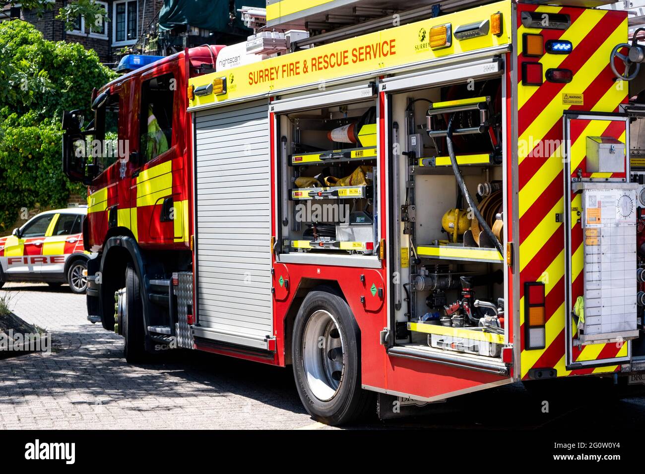 Epsom Surrey London UK, giugno 03 2021, Vigili del fuoco e Vigili del fuoco che partecipano A UN incendio in UN parcheggio pubblico Foto Stock