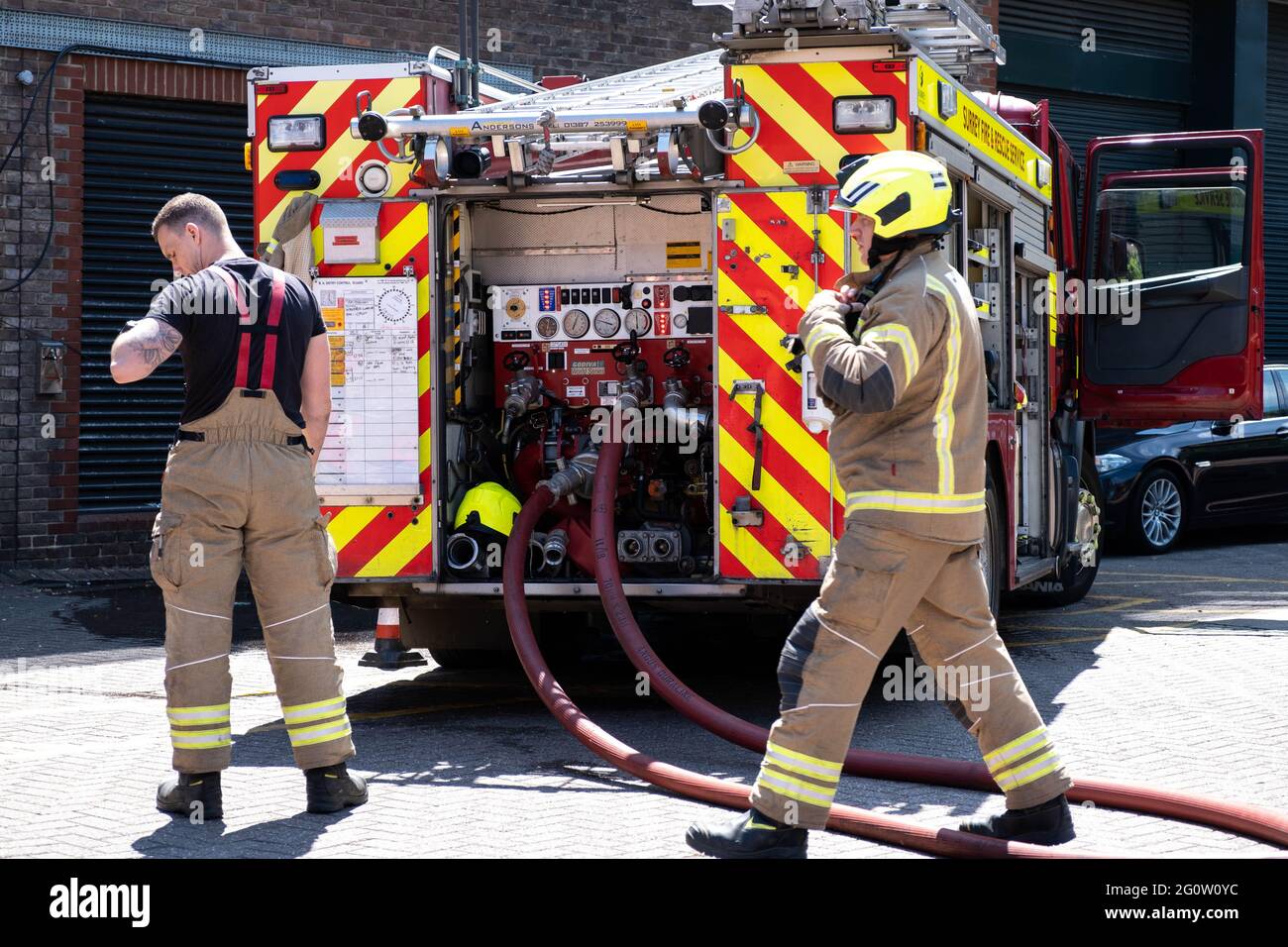 Epsom Surrey London UK, giugno 03 2021, Vigili del fuoco e Vigili del fuoco che partecipano A UN incendio in UN parcheggio pubblico Foto Stock