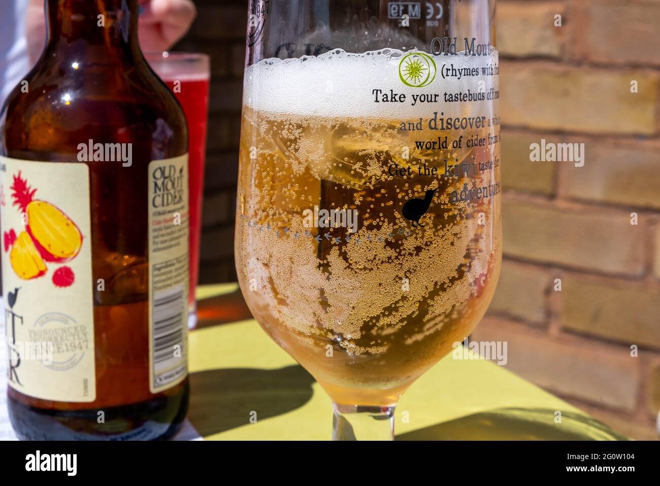 Epsom Surrey London UK, giugno 03 2021, UN bicchiere o bevanda alcolica rinfrescante sidro senza persone su un tavolo Foto Stock