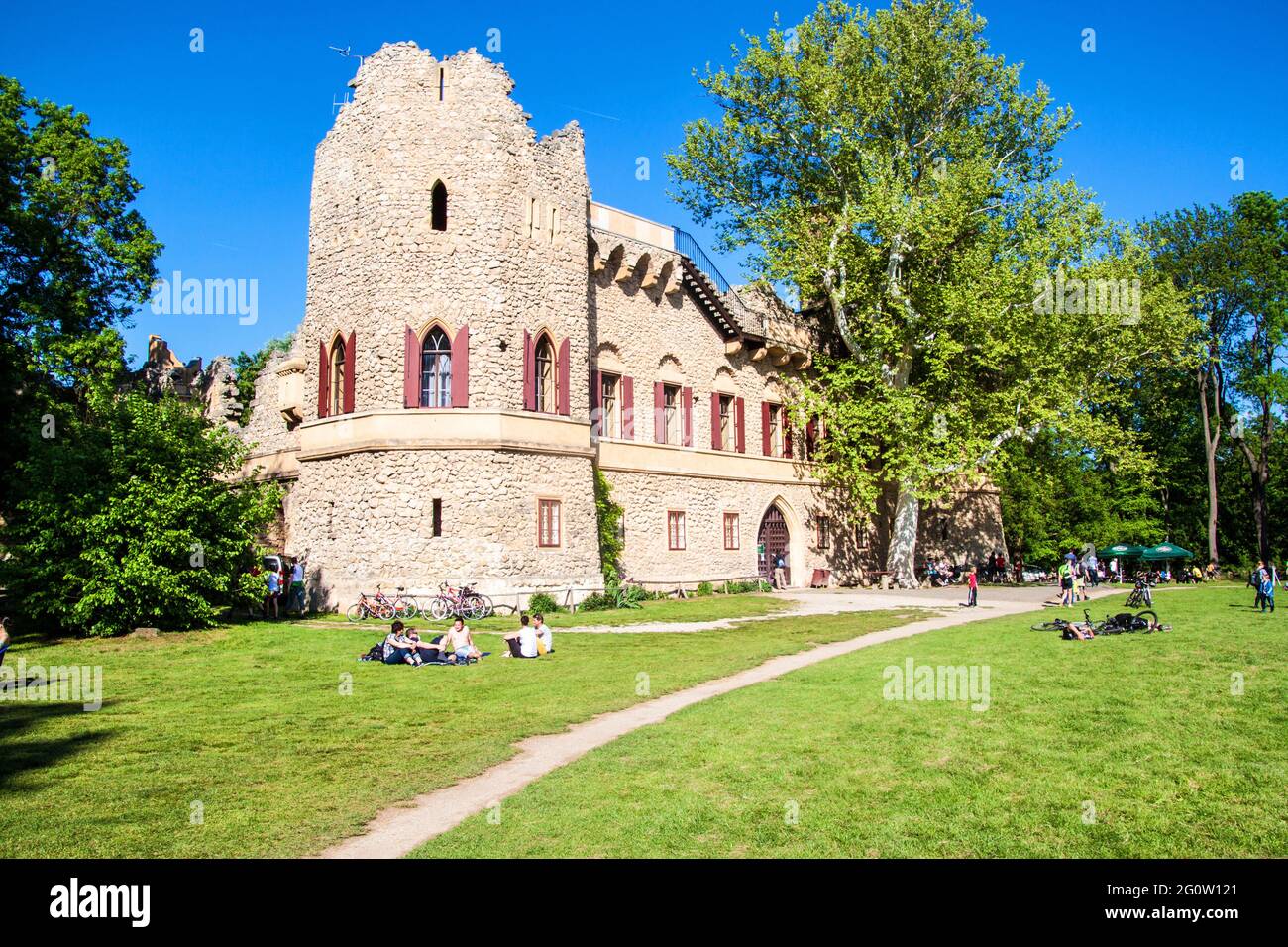 LEDNICE, REPUBBLICA CECA - MAGGIO 10: Romantico castello artificiale in rovina Januv hrad nella Moravia meridionale, Repubblica Ceca il 10 maggio 2014. Foto Stock