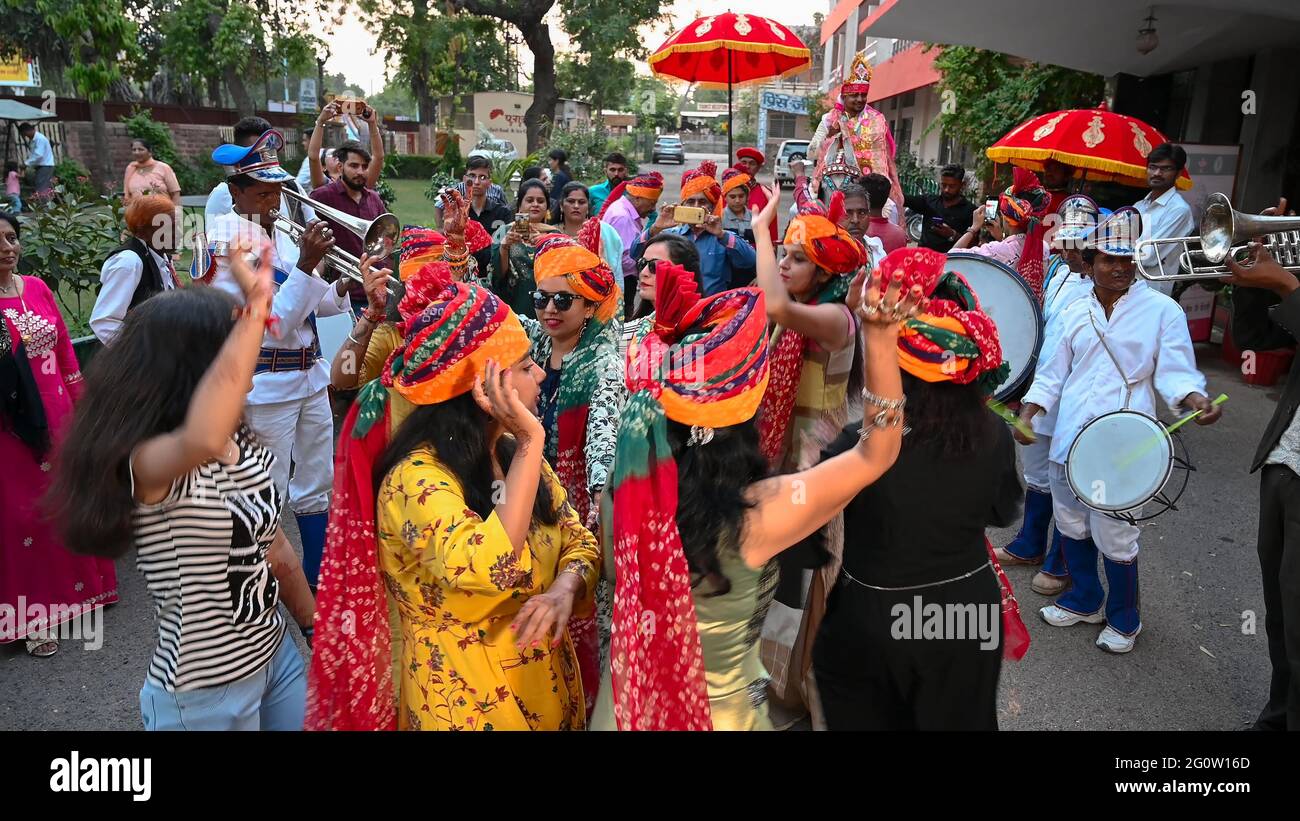 Jodhpur, Rajasthan, India- 19th Ottobre 2019 : Celebrazione di matrimonio Sindhi in un hotel, le persone tradizionali vestiti indiani stanno ballando e godendo. Foto Stock