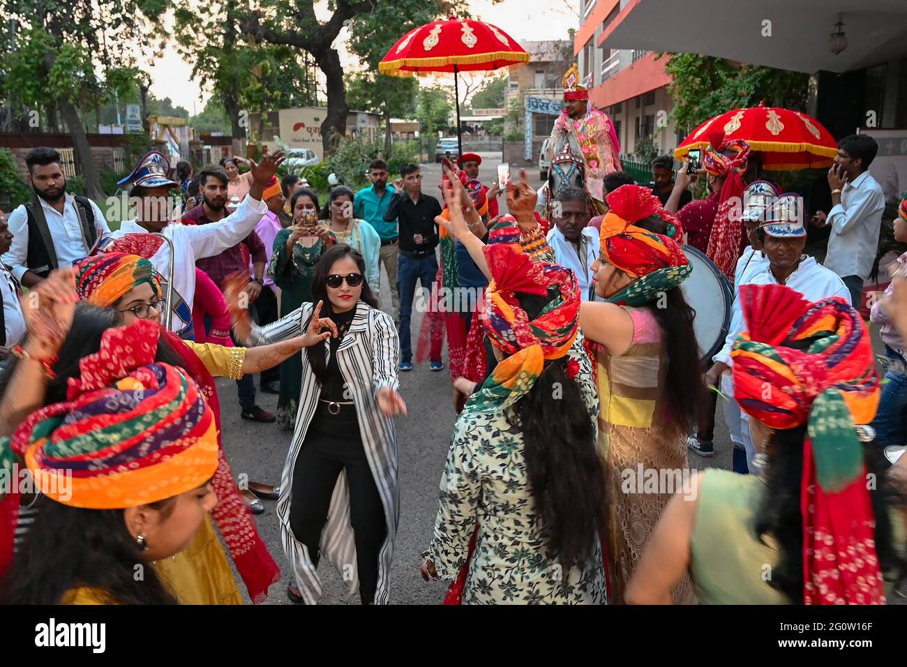 Jodhpur, Rajasthan, India- 19th Ottobre 2019 : Celebrazione di matrimonio Sindhi in un hotel, le persone tradizionali vestiti indiani stanno ballando e godendo. Foto Stock