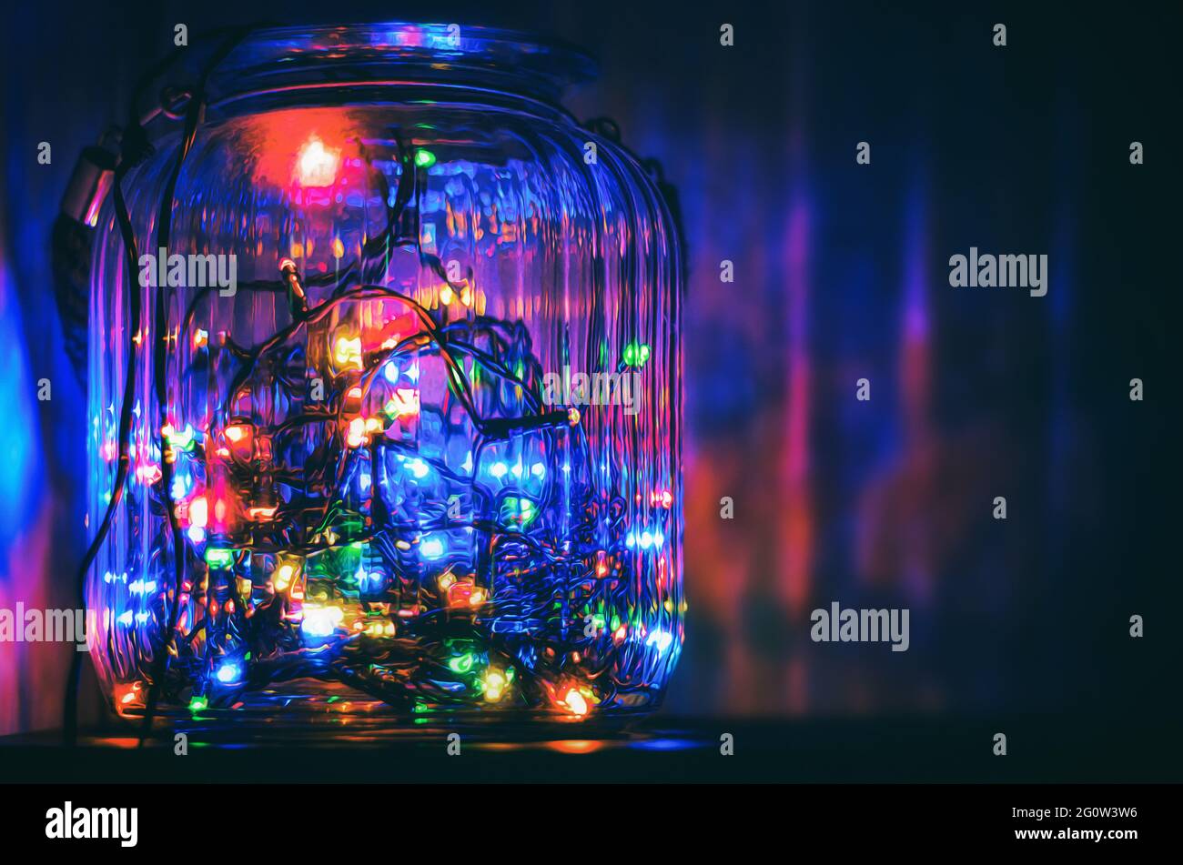 Catena di luci a strisce LED in un grande vetro come le luci di Natale in inverno in un grande vaso di vetro con un'atmosfera atmosferica. Foto Stock