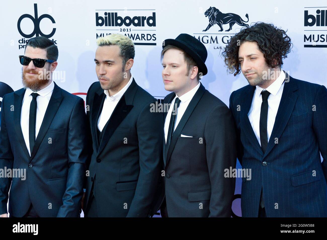 17 maggio 2015, Las Vegas, Nevada, USA: Andy Hurley, Pete Wentz, Patrick Stump e Joe Trohman di ''Fall out Boy'' partecipano ai Billboard Music Awards 2015. (Immagine di credito: © Billy Bendight/ZUMA Wire) Foto Stock