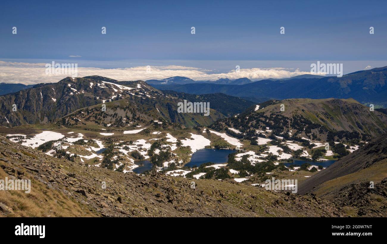 Laghi di Camporells visti dal picco Petit Peric (Capcir, Pyrenees-Orientales, Francia) ESP: Lagos de Camporells vistos desde el pico Petit Peric Foto Stock