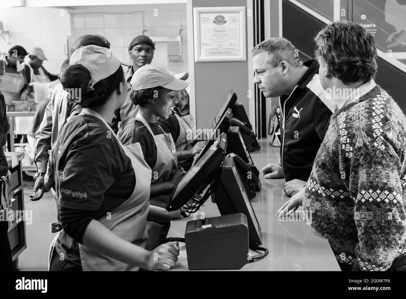 JOHANNESBURG, SUDAFRICA - 06 gennaio 2021: Johannesburg, Sudafrica - 13 2017 luglio: I clienti di un ristorante Popeyes take out Fast Food Foto Stock