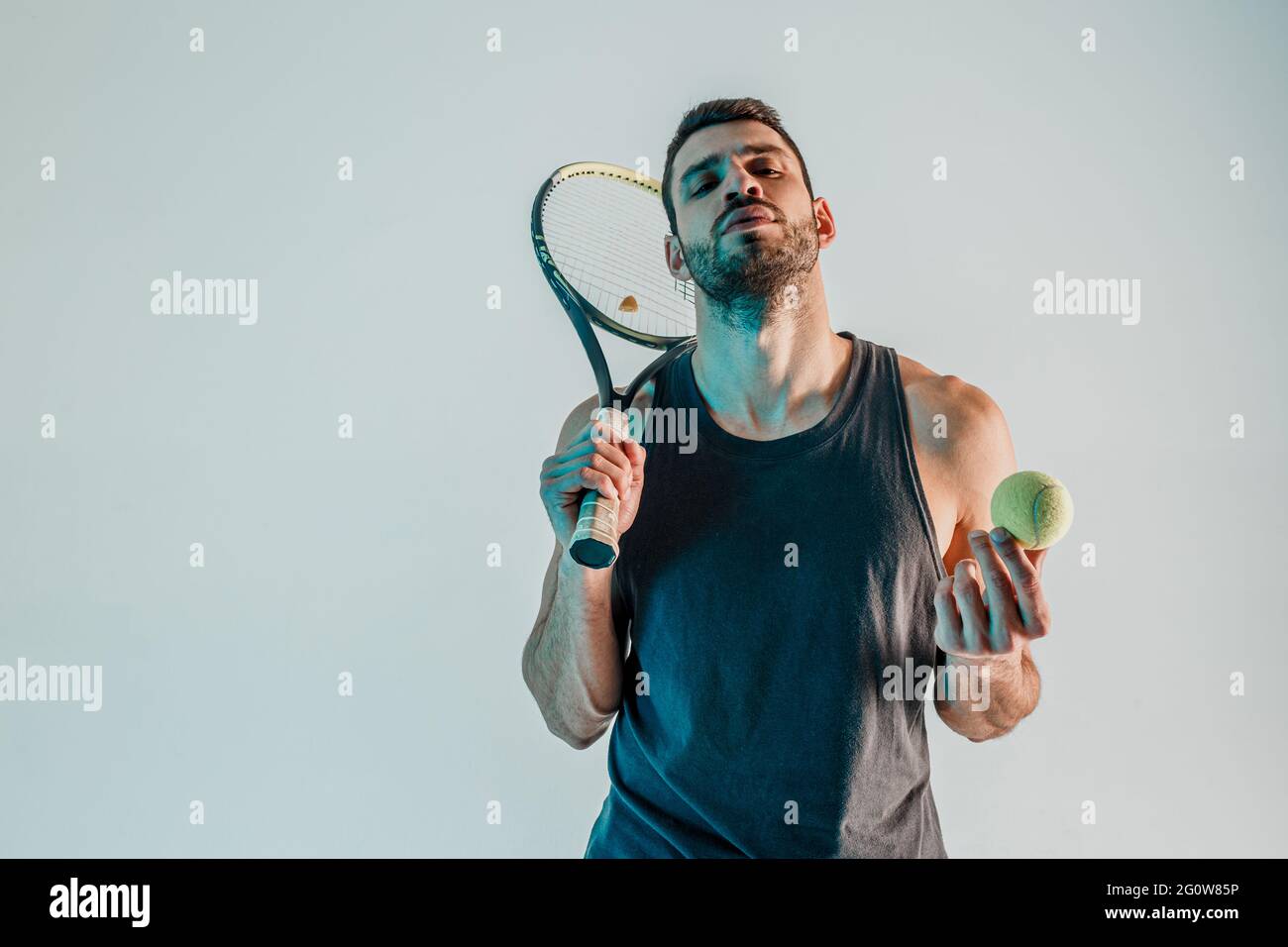 Il tennista sicuro tiene la palla e la racchetta Foto Stock