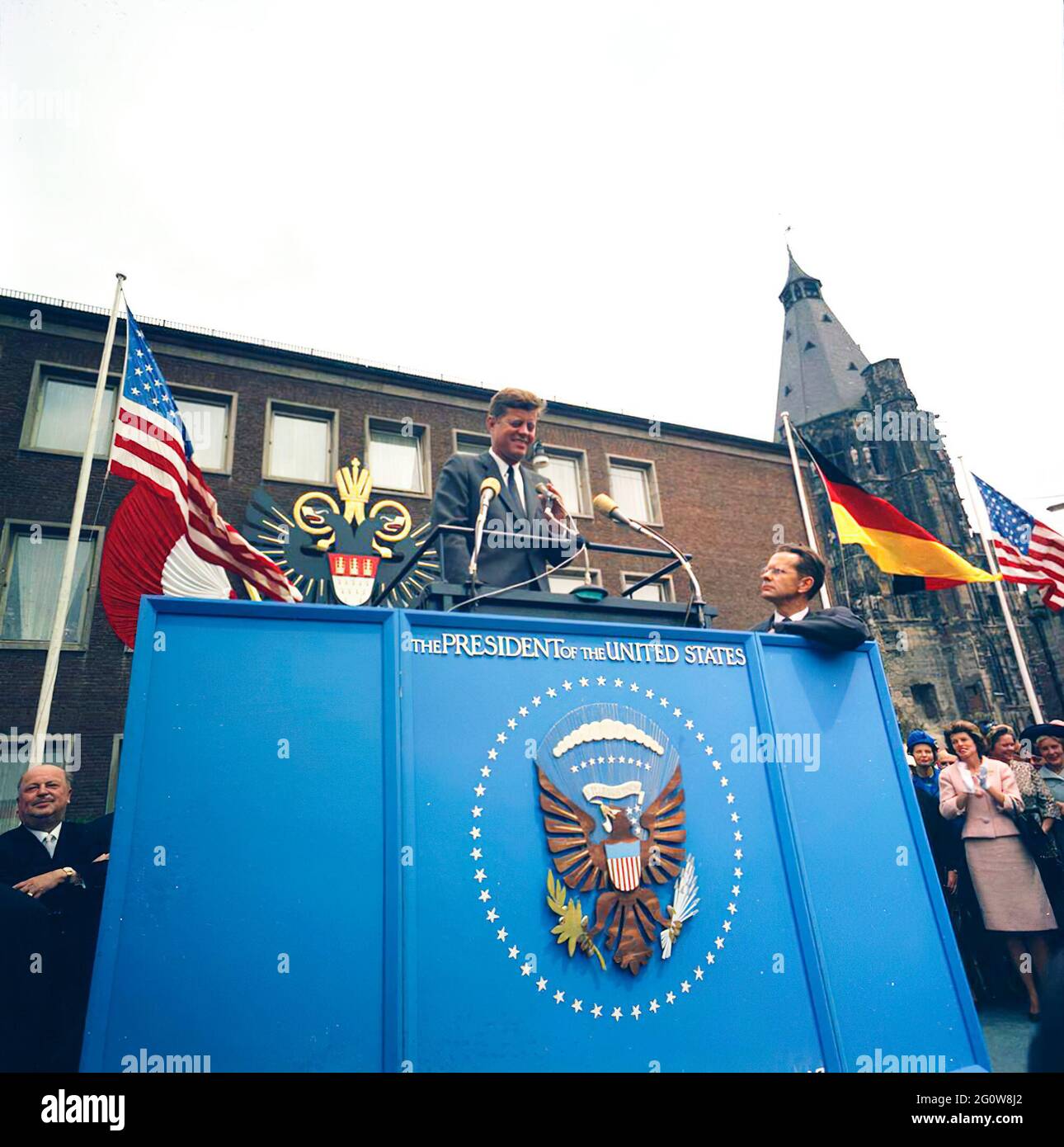 KN-C29238A 23 giugno 1963 Visita del Presidente John F. Kennedy a Colonia. Il presidente Kennedy si trova a un podio con l'interprete Robert H. Lochner al suo fianco. Eunice Shriver e altri hanno visto il discorso del Presidente. Municipio, Colonia, Germania. Si prega di credito 'Robert Knudsen. Fotografie della Casa Bianca. John F. Kennedy Presidential Library and Museum, Boston' Foto Stock