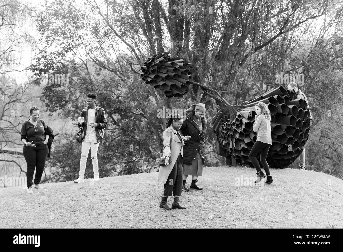 JOHANNESBURG, SUD AFRICA - 05 gennaio 2021: Johannesburg, Sud Africa - 12 2018 maggio: Persone che ammirano un pezzo d'arte al Nirox Sculpture Park Foto Stock