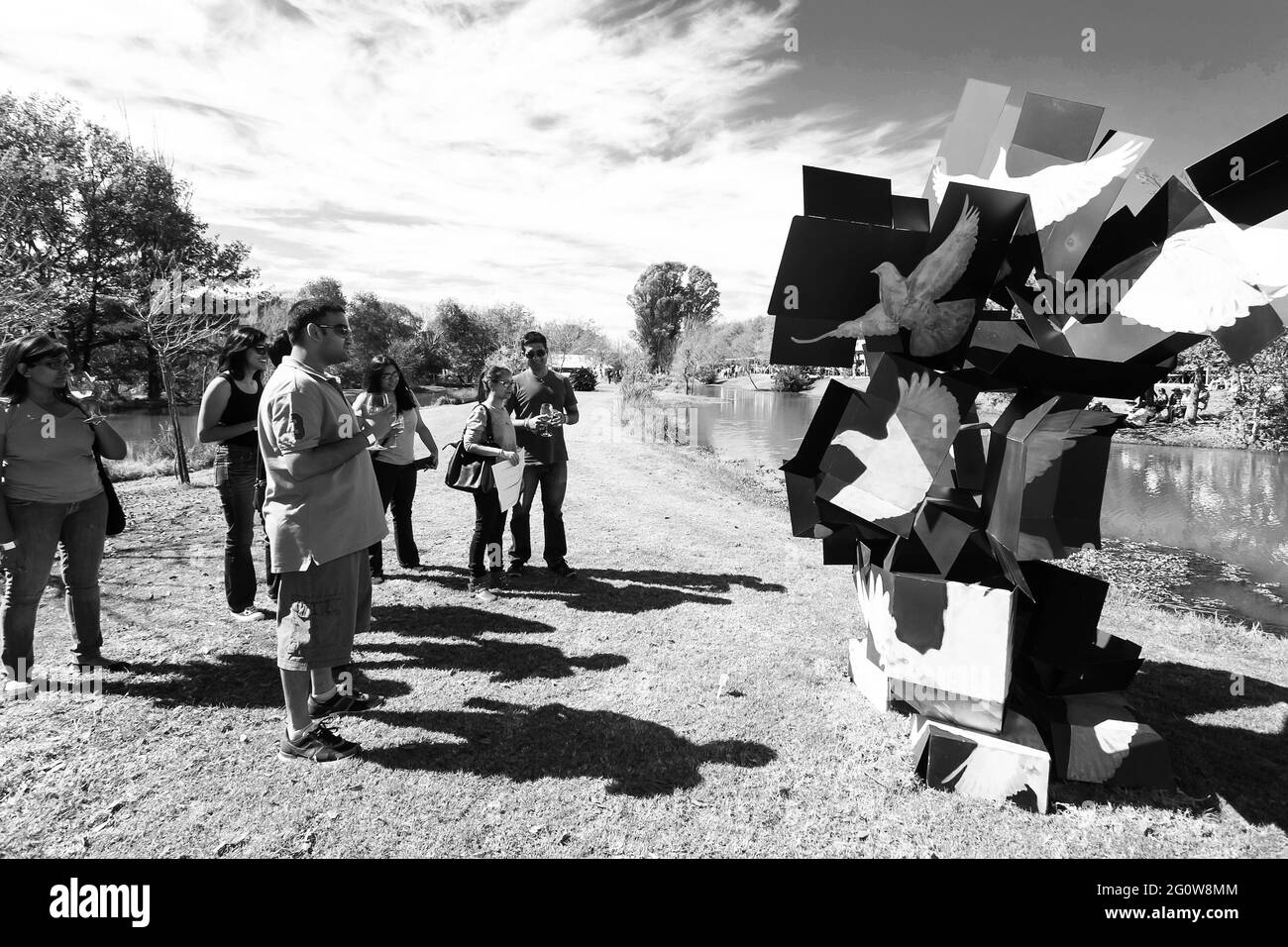 JOHANNESBURG, SUD AFRICA - 05 gennaio 2021: Johannesburg, Sud Africa - 10 2014 maggio: Persone che ammirano un pezzo d'arte al Nirox Sculpture Park Foto Stock