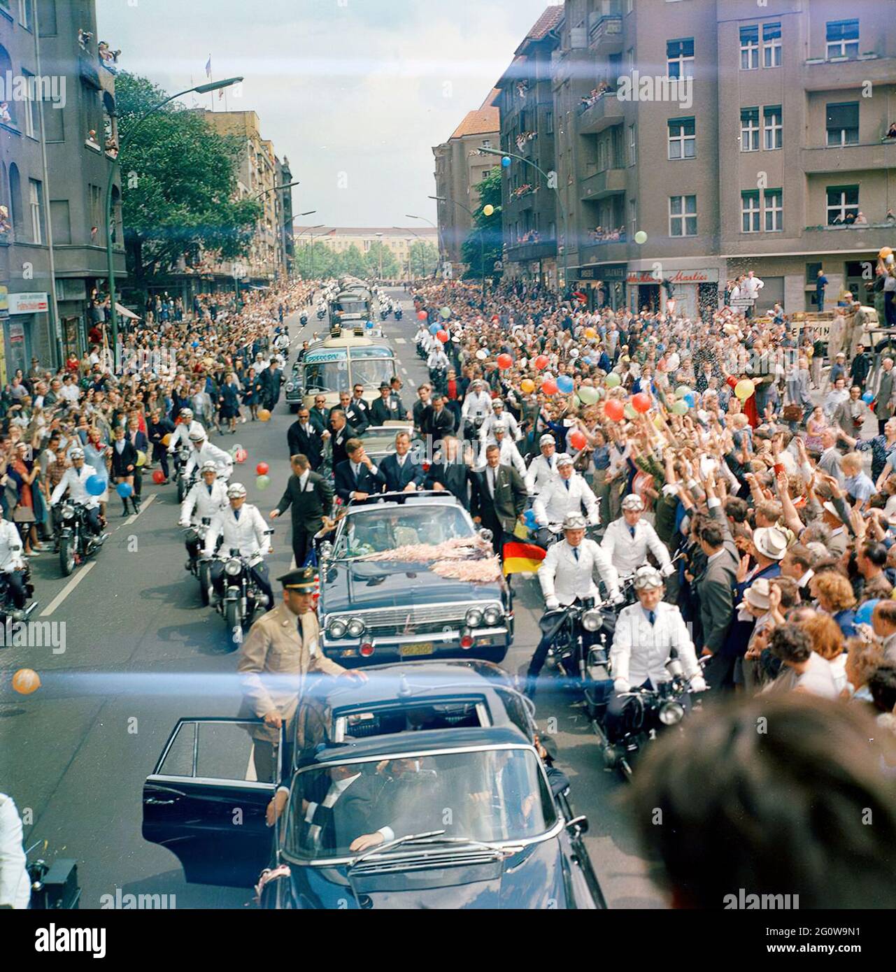 KN-C29293 26 giugno 1963 viaggio in Europa: Germania, Berlino Ovest: Il presidente Kennedy in moto con Willy Brandt, sindaco di Berlino Ovest e Konrad Adenauer, Cancelliere della Germania Ovest [la sfocatura dell'immagine è originale al negativo.] Si prega di credito 'Robert Knudsen. Fotografie della Casa Bianca. John F. Kennedy Presidential Library and Museum, Boston' Foto Stock