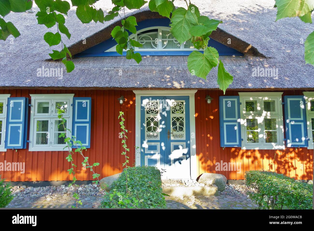 NATO, GERMANIA - 6 SETTEMBRE 2018: Casa tradizionale e colorata con tetto di paglia. Foto Stock